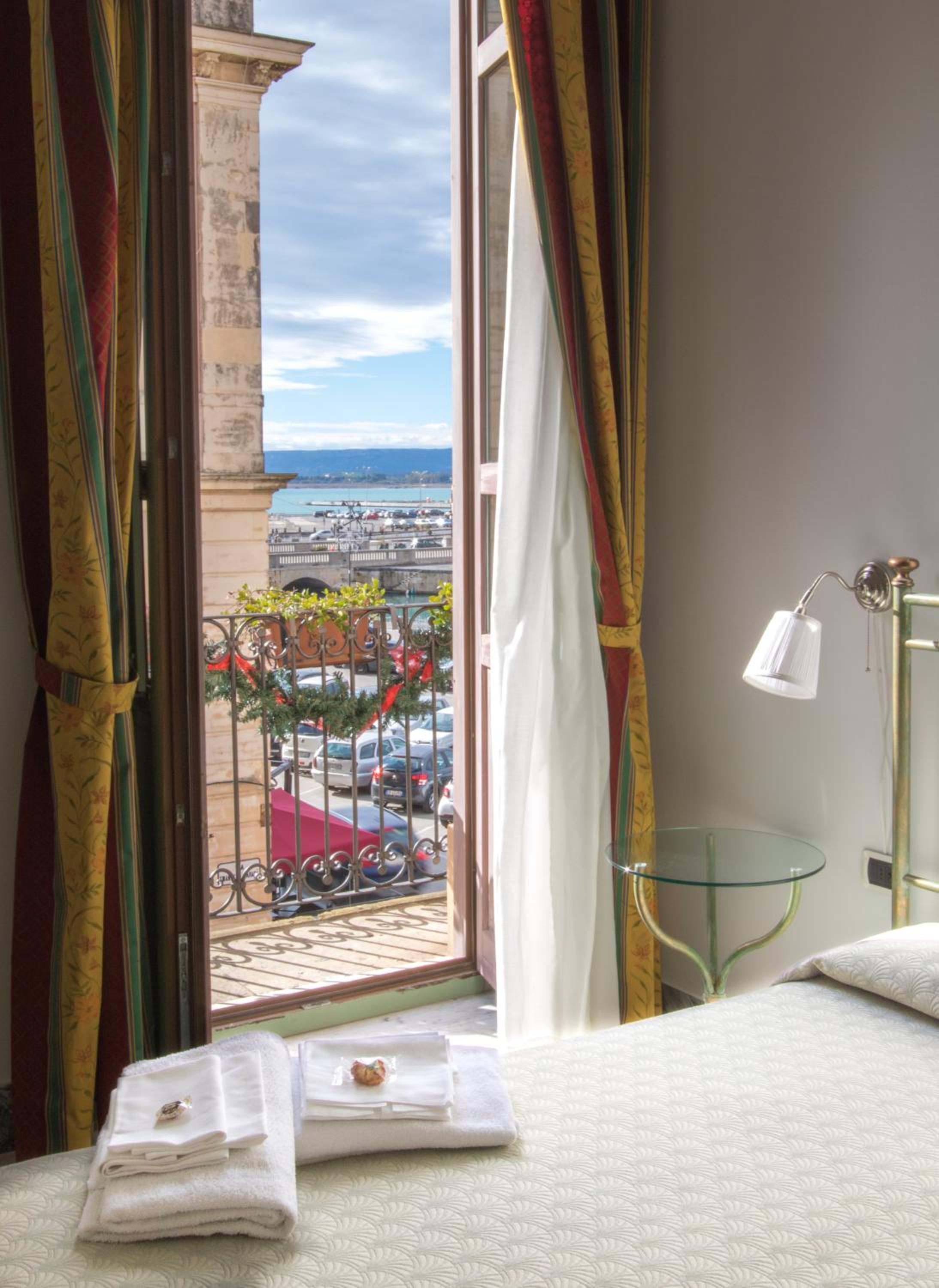 Large Room with Port View - Photo 3