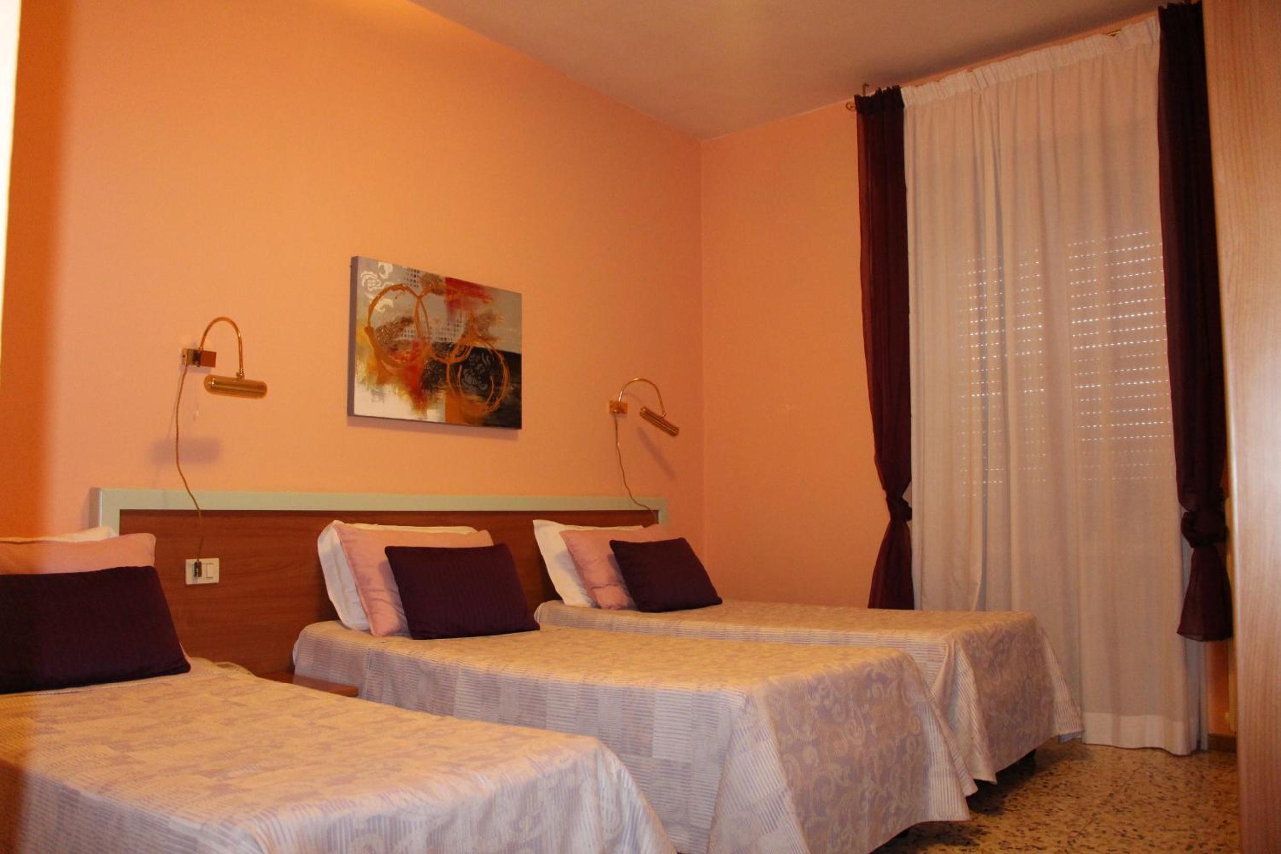 Twin Room - Photo 3
