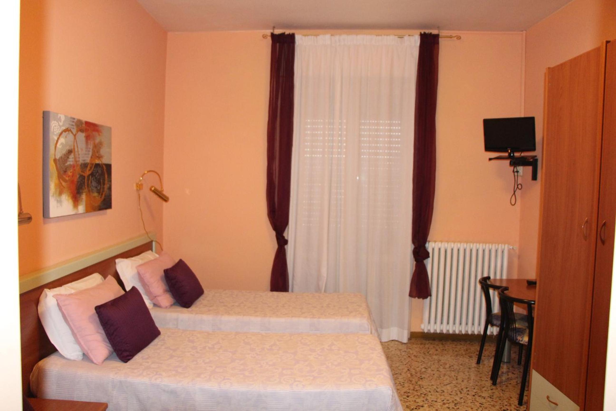 Twin Room - Photo 4