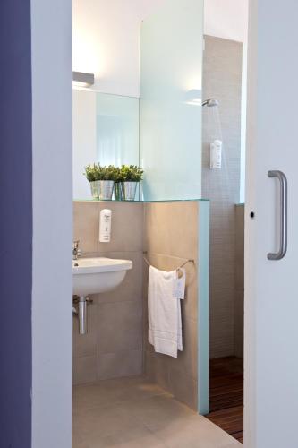 Quadruple Room with Balcony and Sea View photo 2