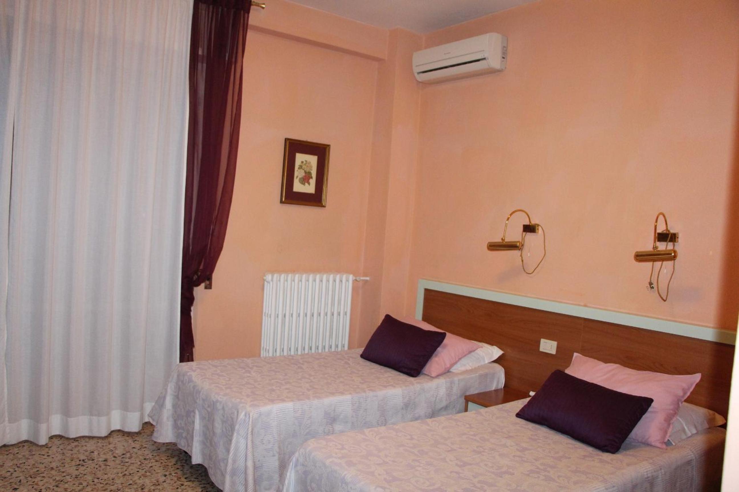 Twin Room - Photo 5