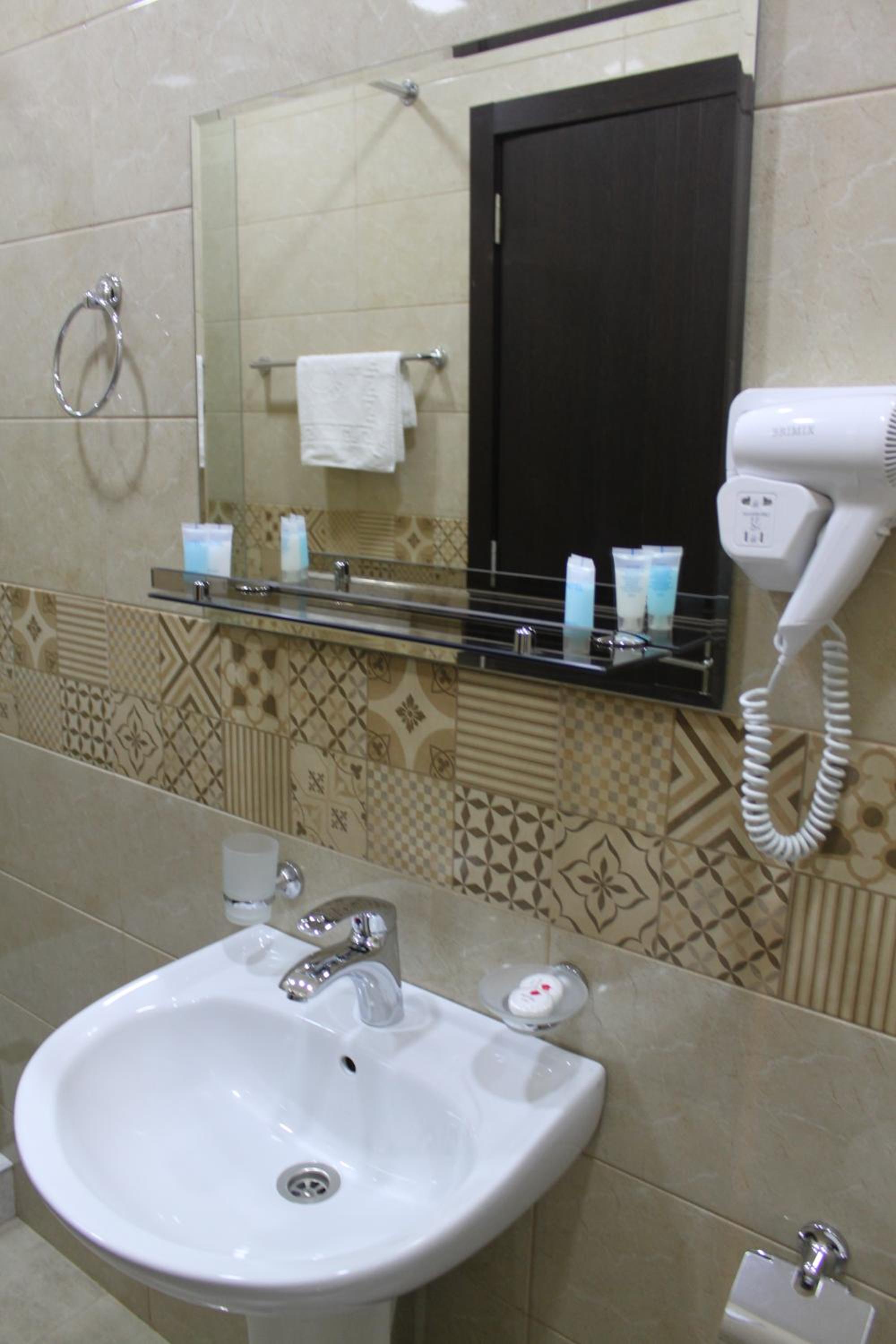 Double Room with Balcony - Photo 8