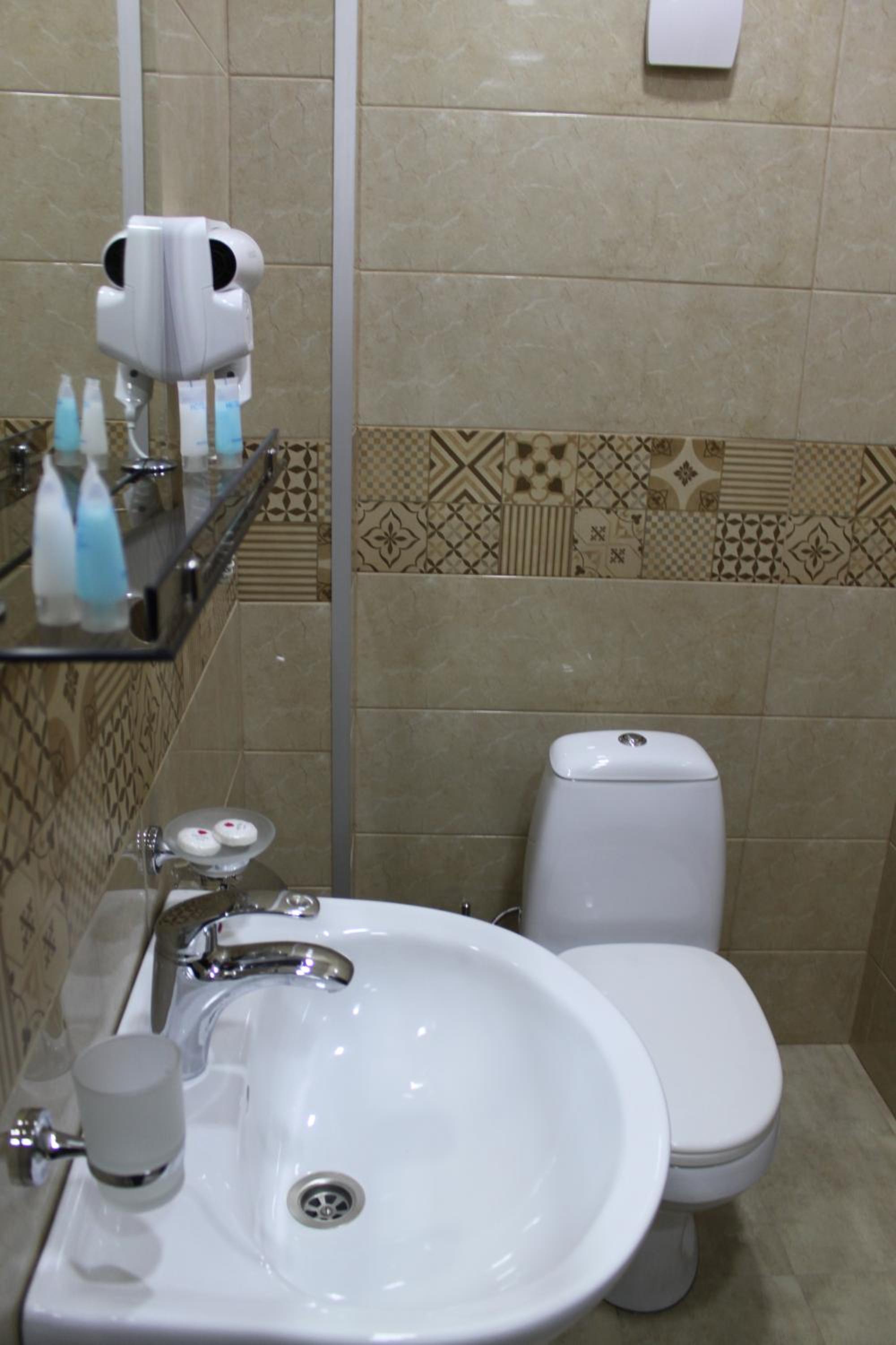 Double Room with Balcony - Photo 9