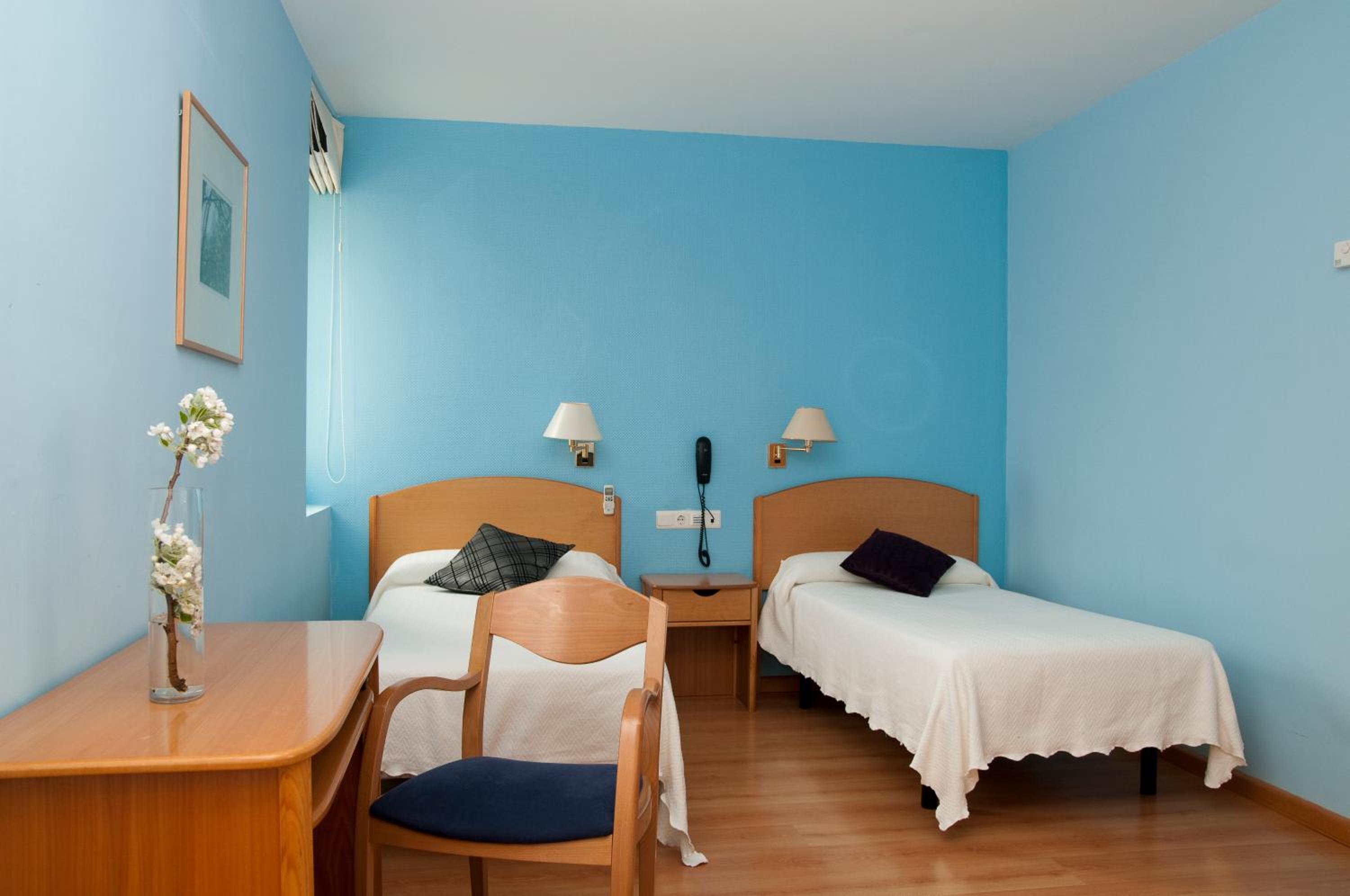 Basic Twin Room photo 2