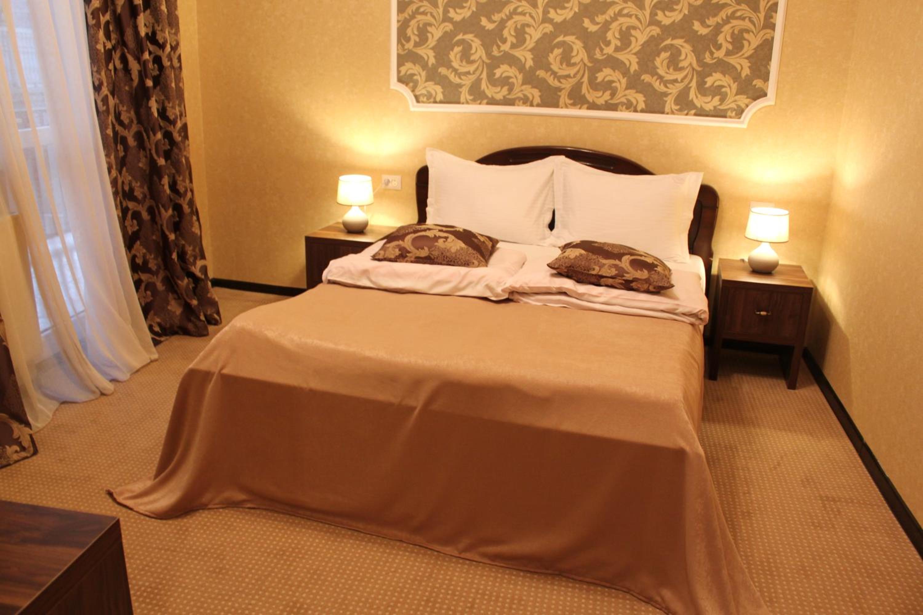 Queen Room with Balcony - Photo 1