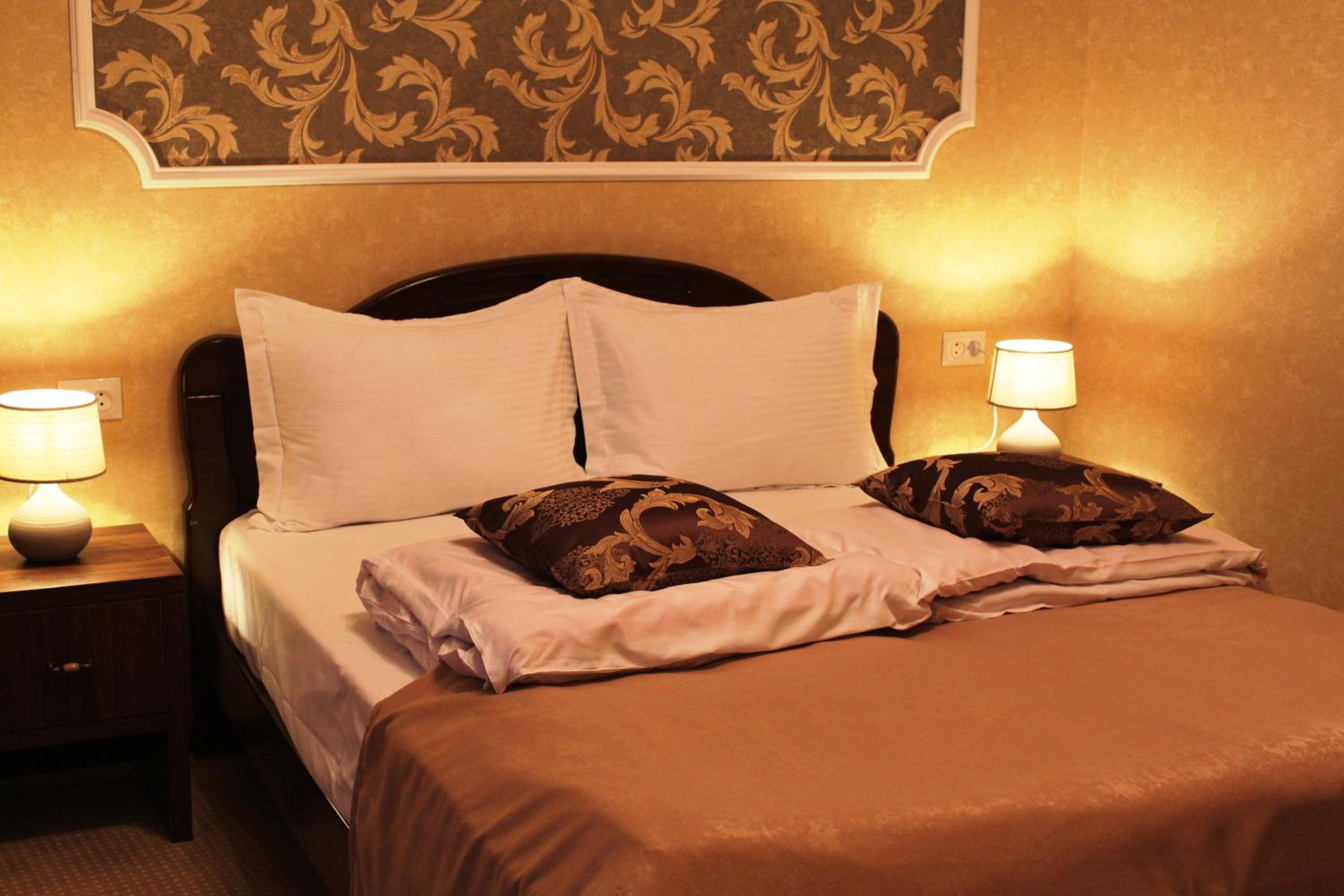Queen Room with Balcony - Photo 9