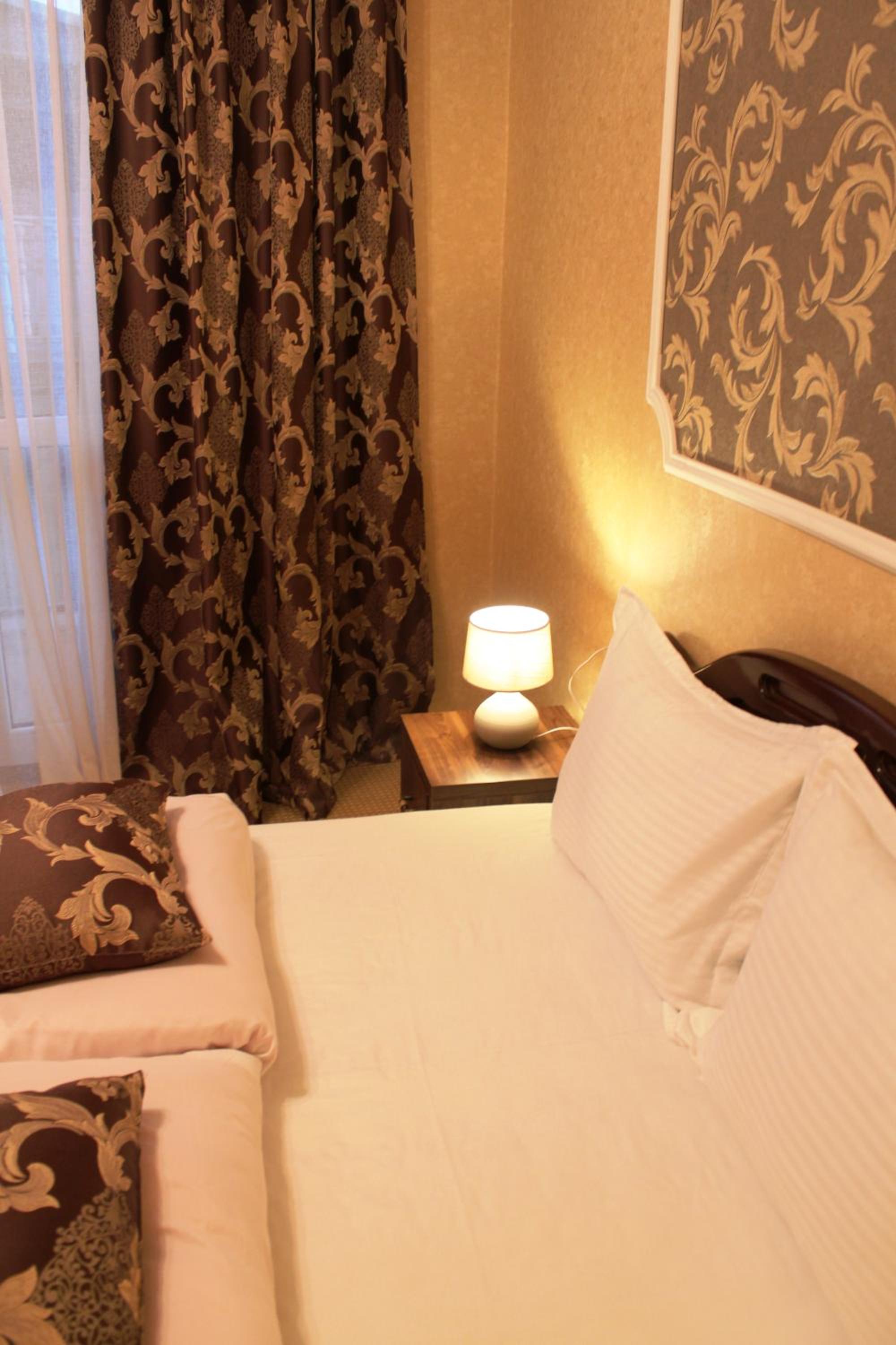 Queen Room with Balcony - Photo 3