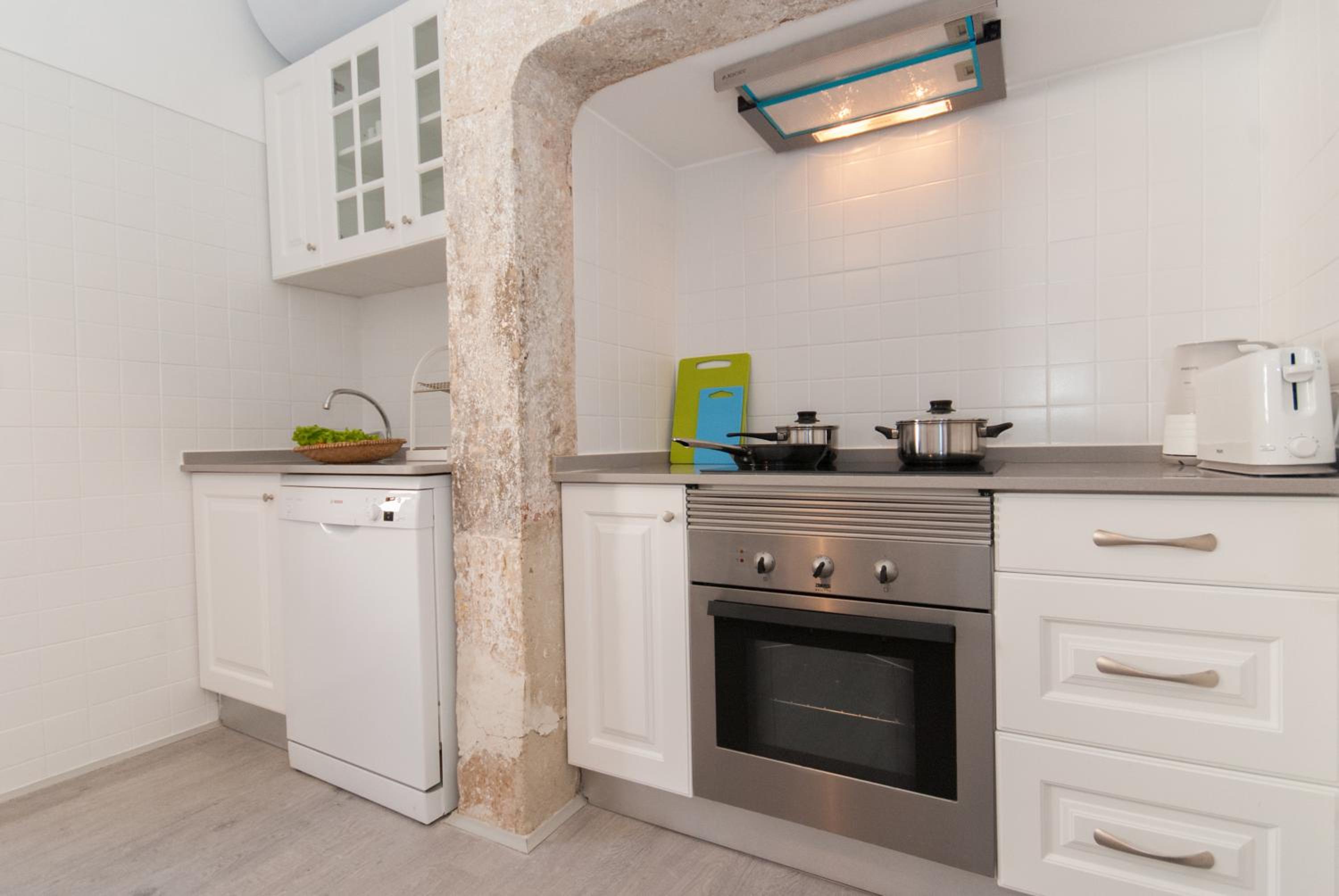 Two-Bedroom Apartment with Balcony - Photo 21