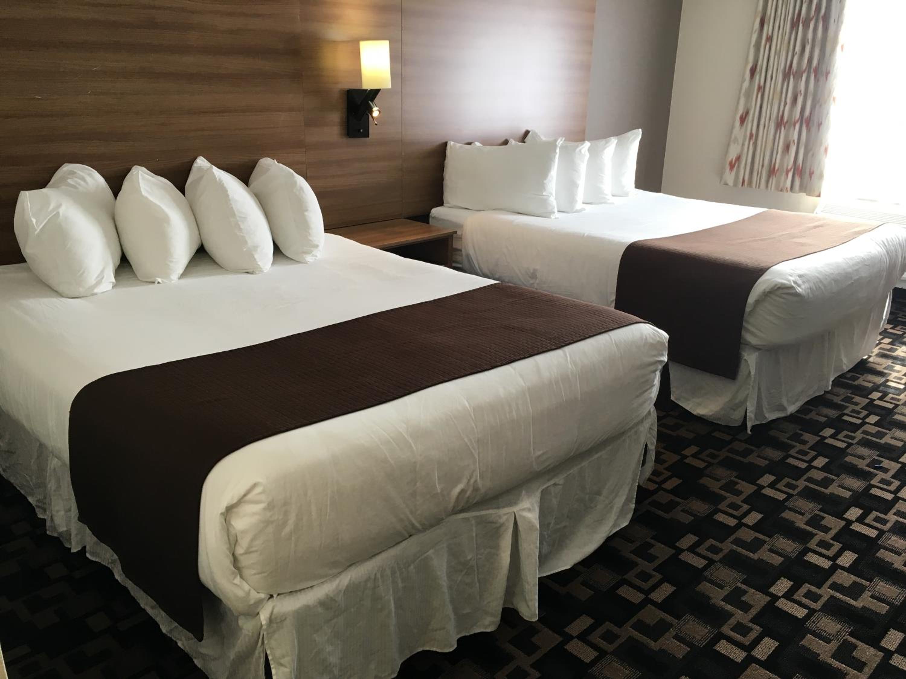 Queen Room with Two Queen Beds - Photo 15