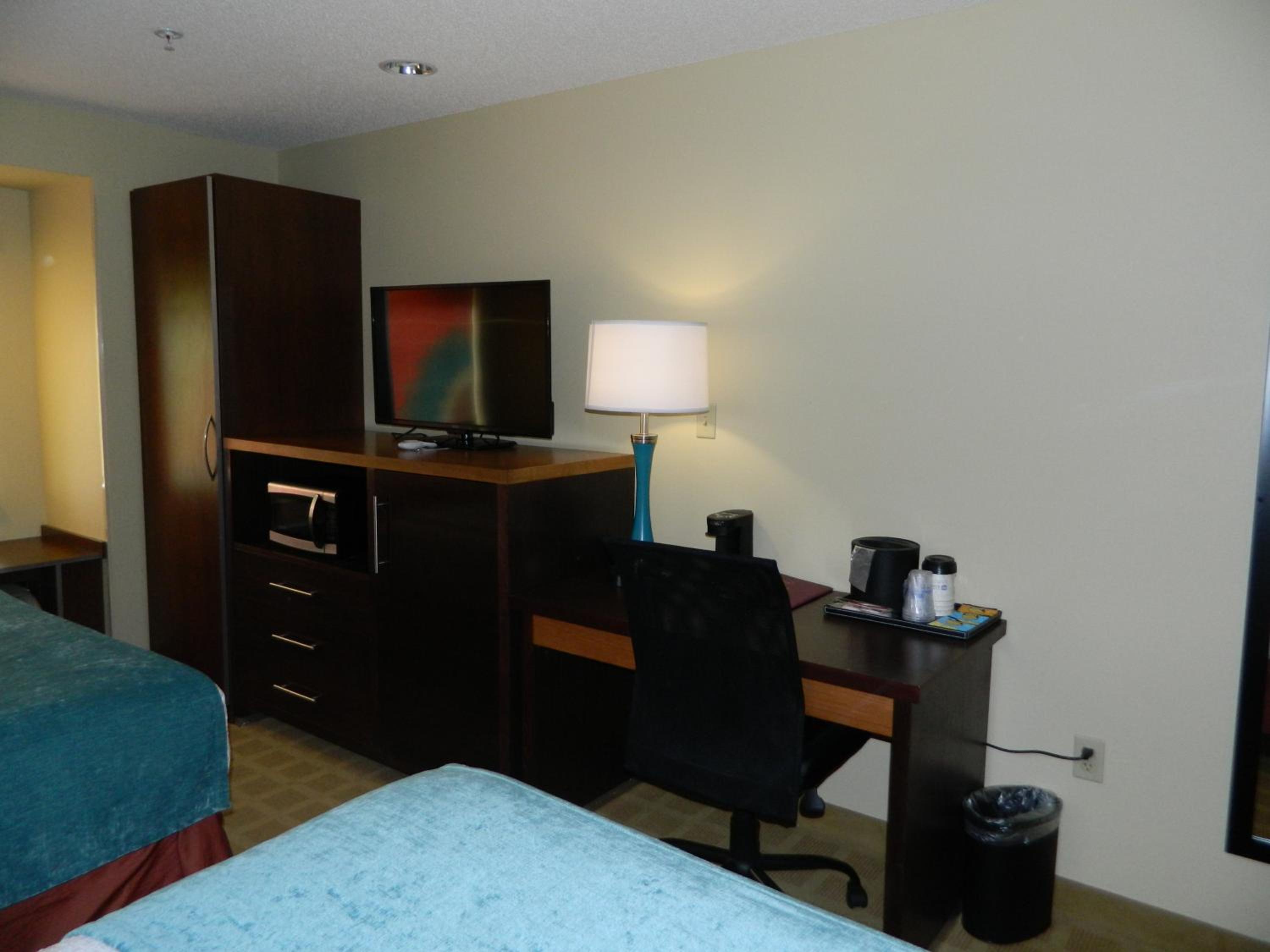 Queen Room - Non-Smoking - Photo 6