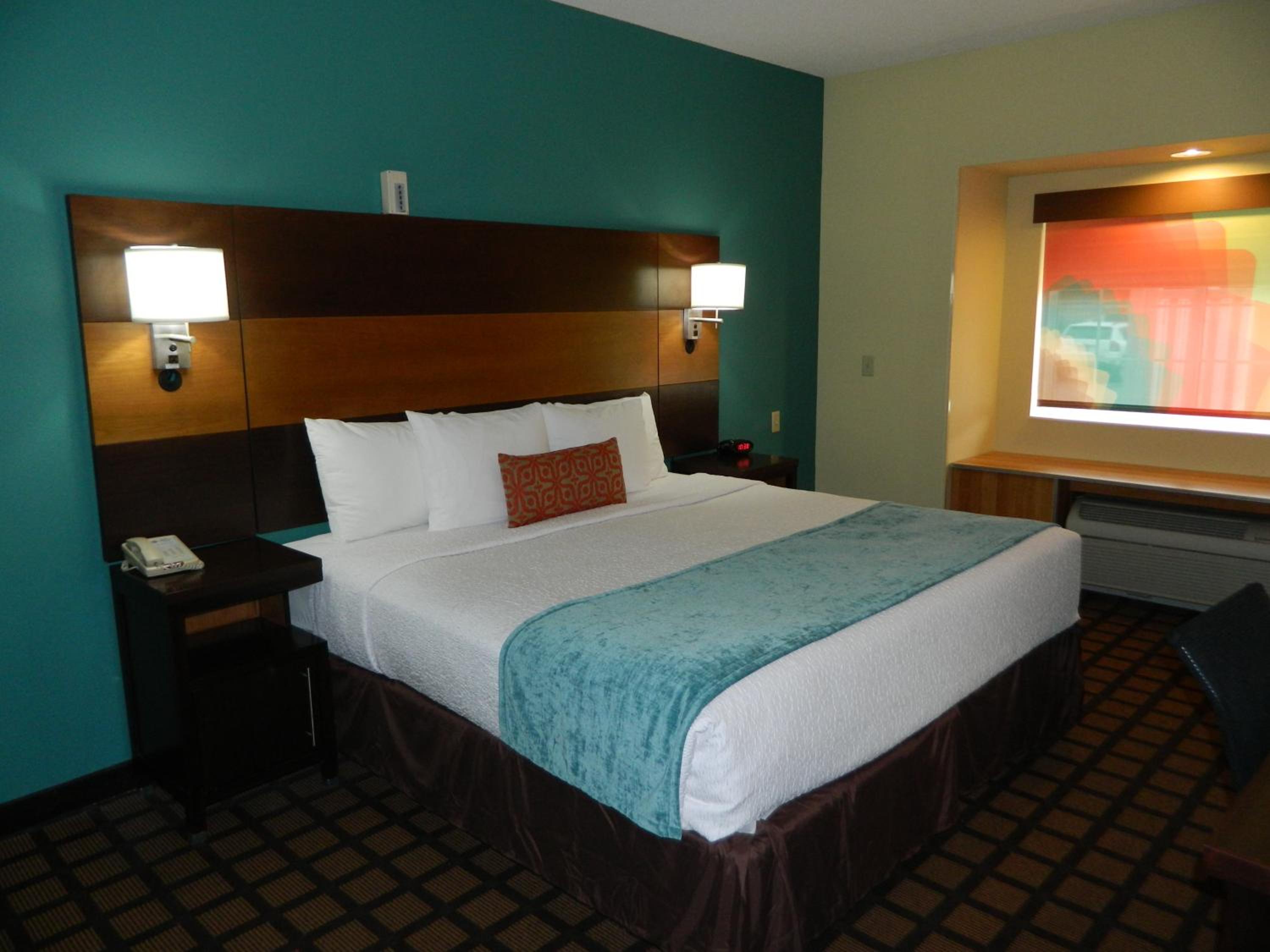 King Room - Non-Smoking - Photo 2