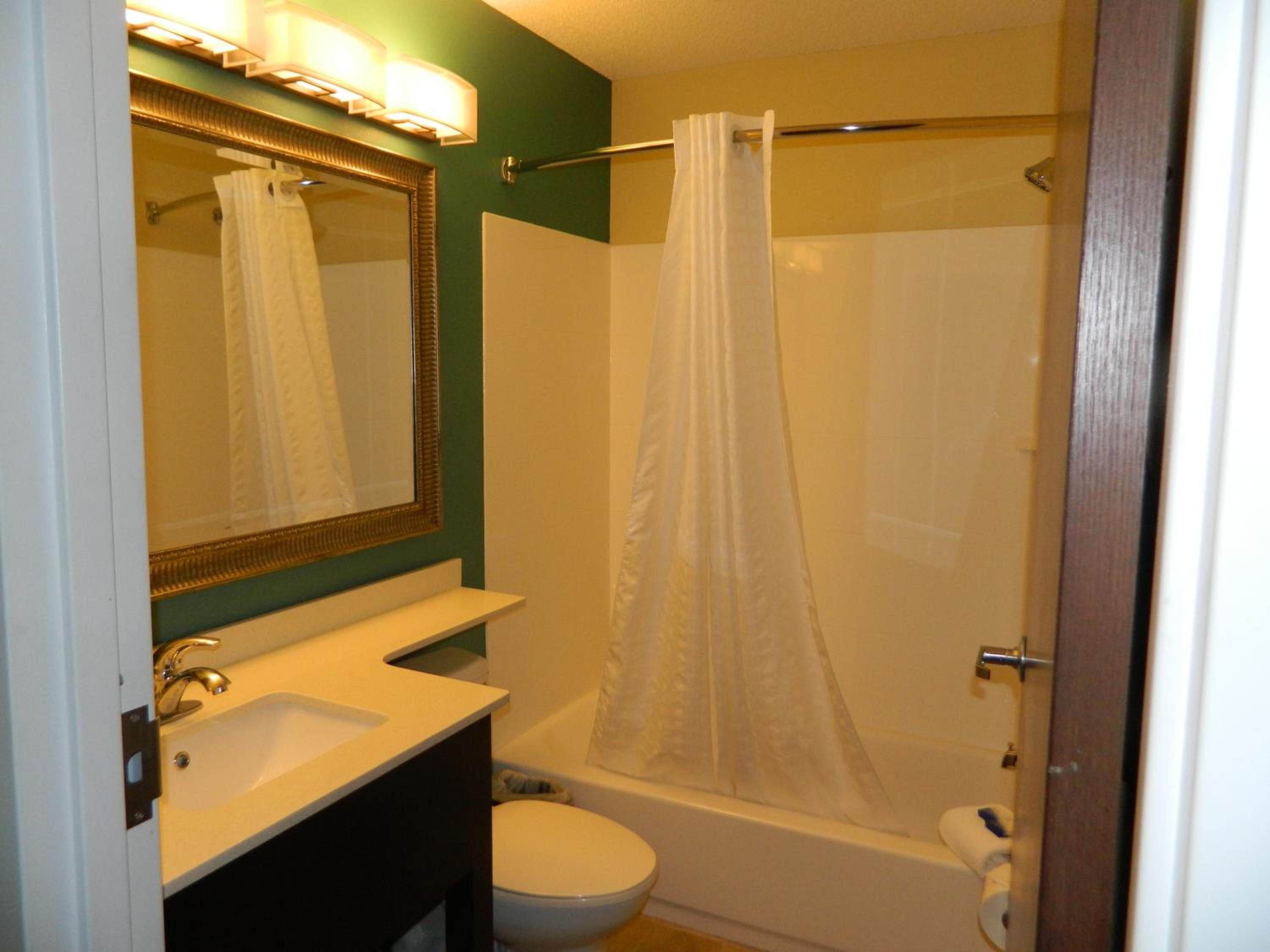 King Suite with Kitchenette - Non-Smoking - Photo 7