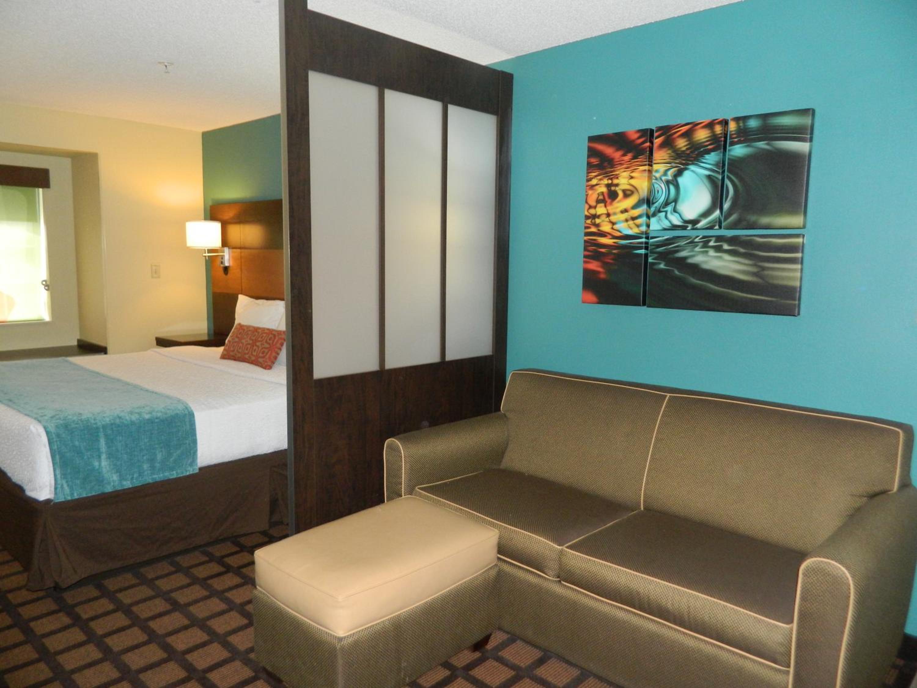 King Suite with Kitchenette - Non-Smoking - Photo 2