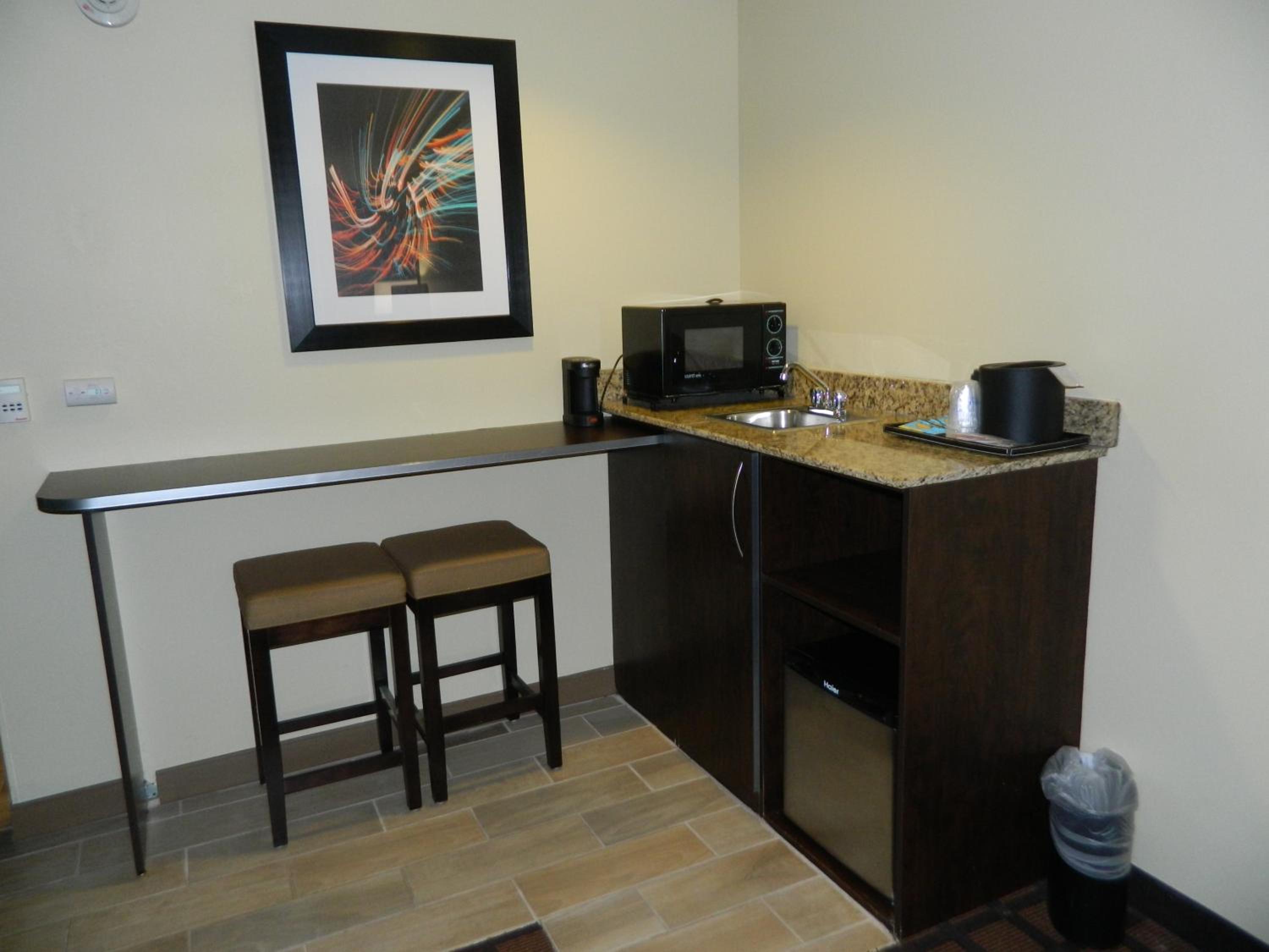 King Suite with Kitchenette - Non-Smoking - Photo 3