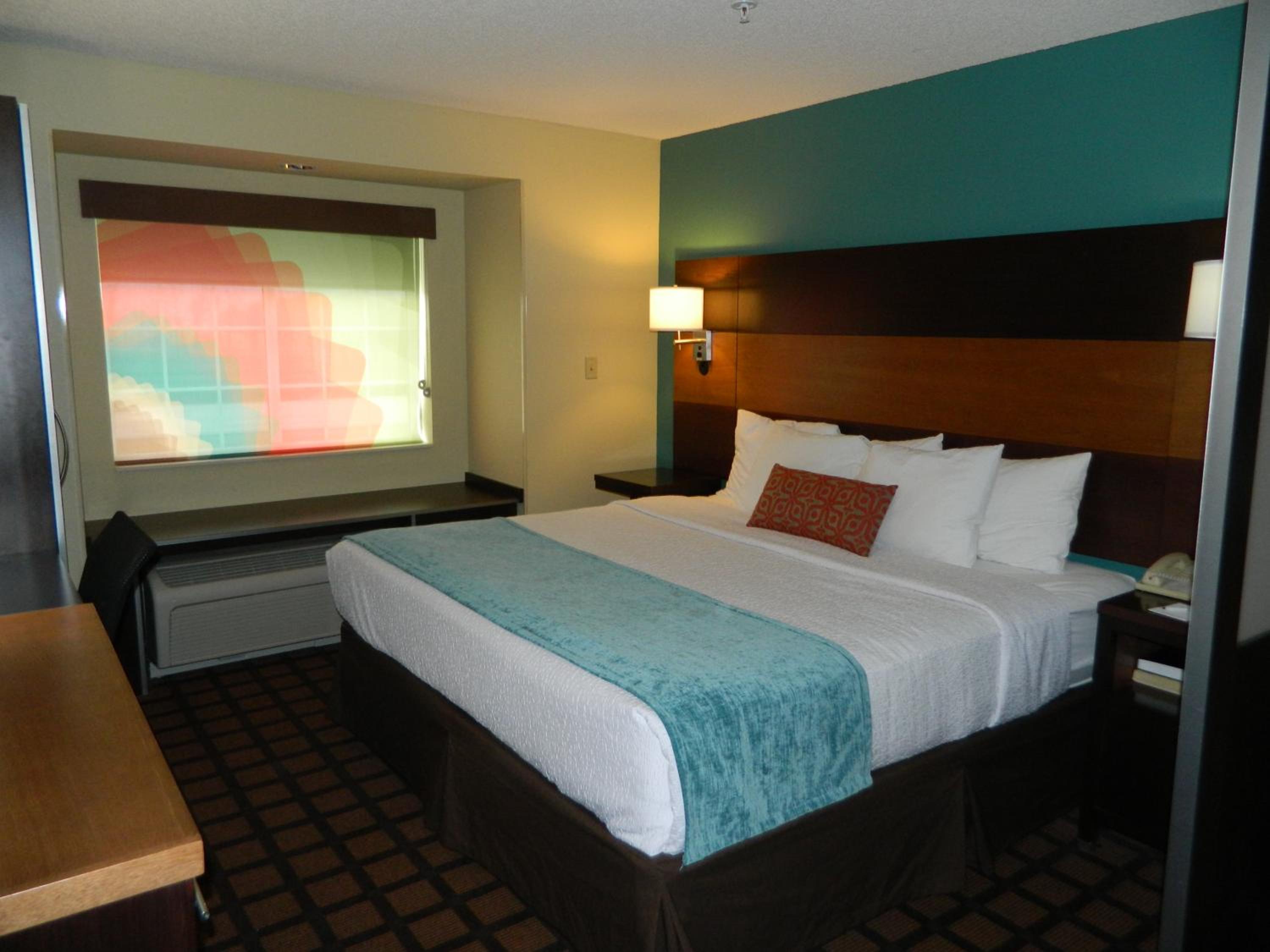 King Suite with Kitchenette - Non-Smoking - Photo 4