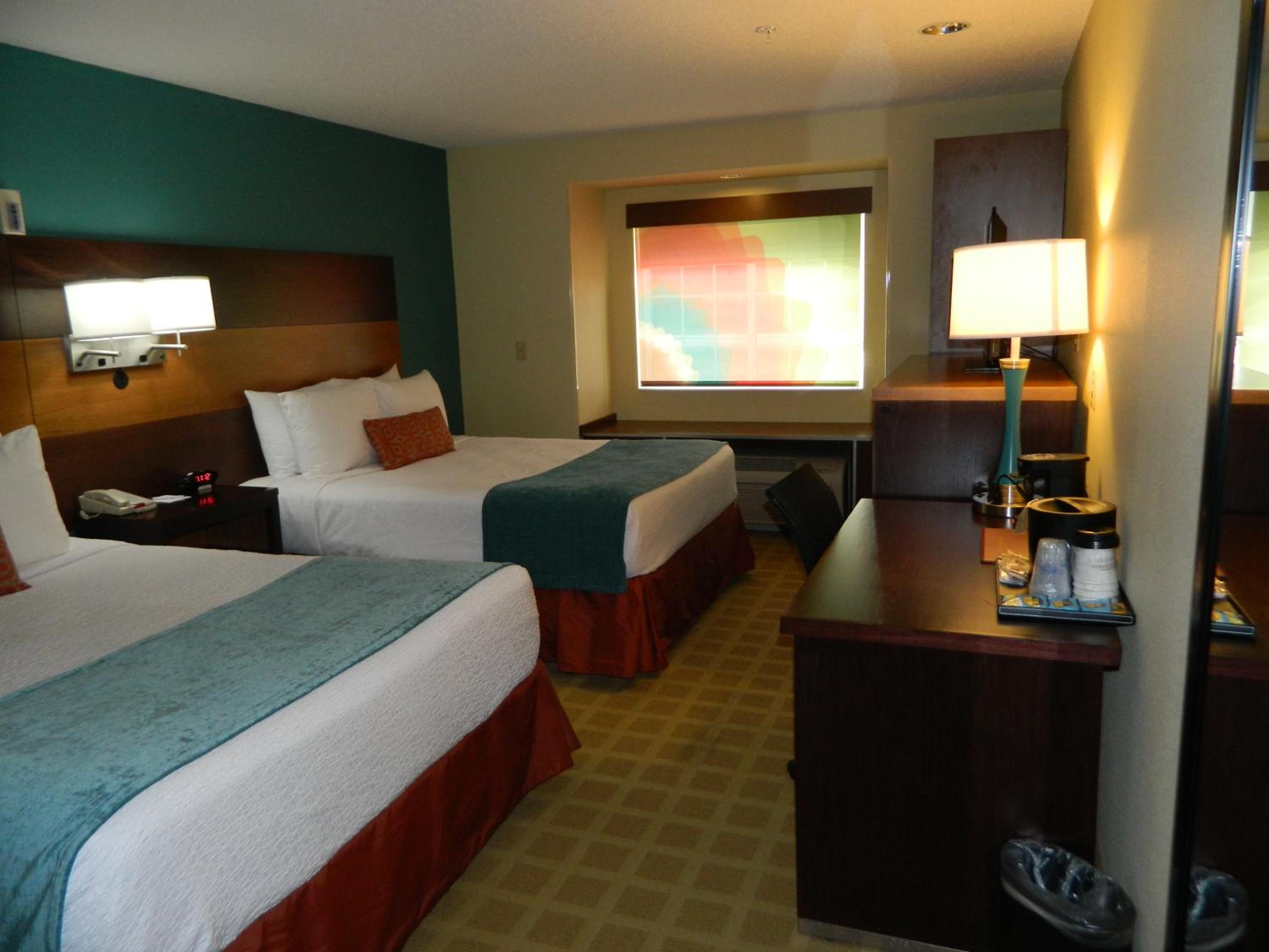 Queen Room with Two Queen Beds and Bath Tub - Disability Access/Non-Smoking  - Photo 5