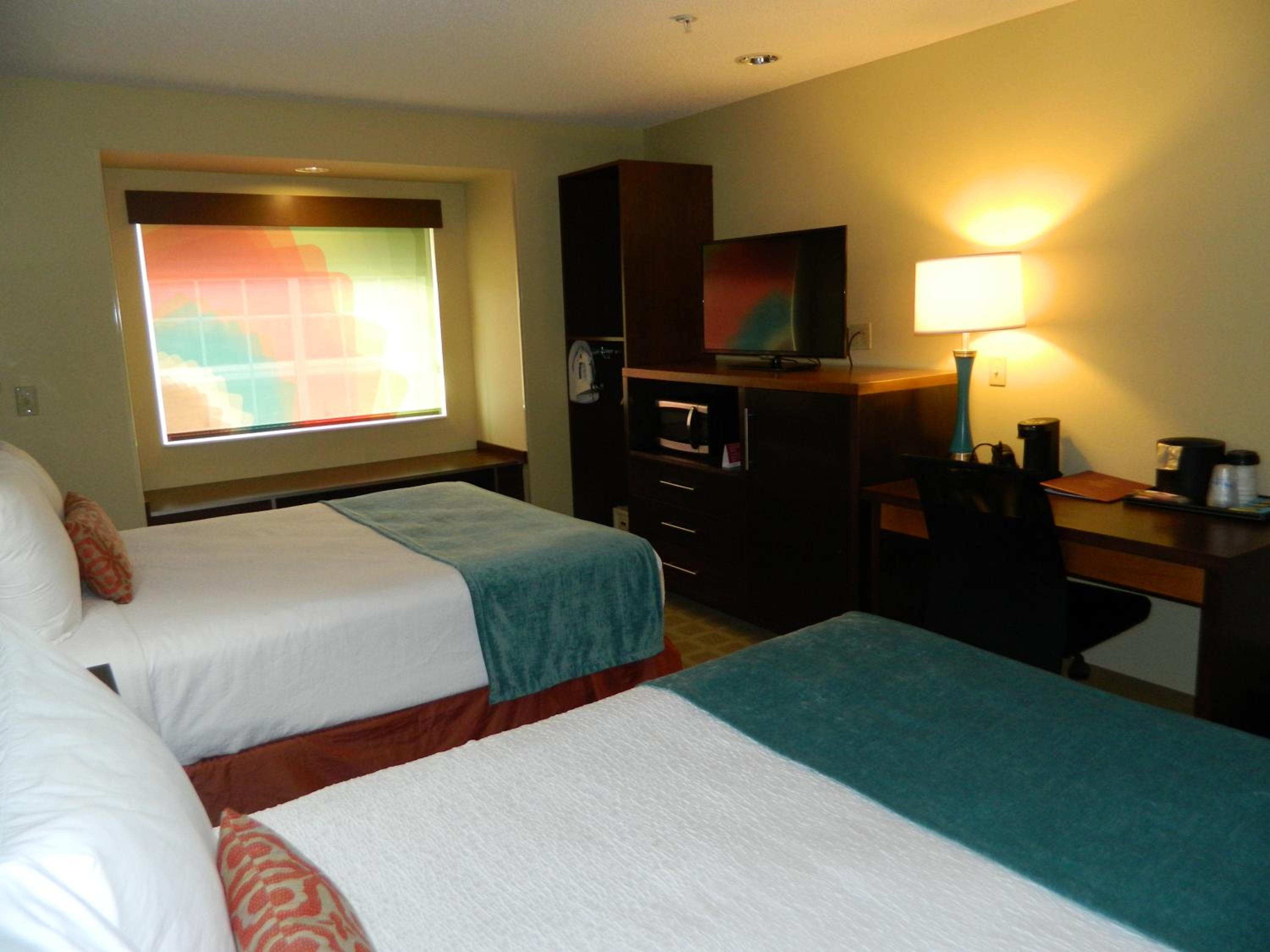Queen Room with Two Queen Beds and Bath Tub - Disability Access/Non-Smoking  - Photo 4