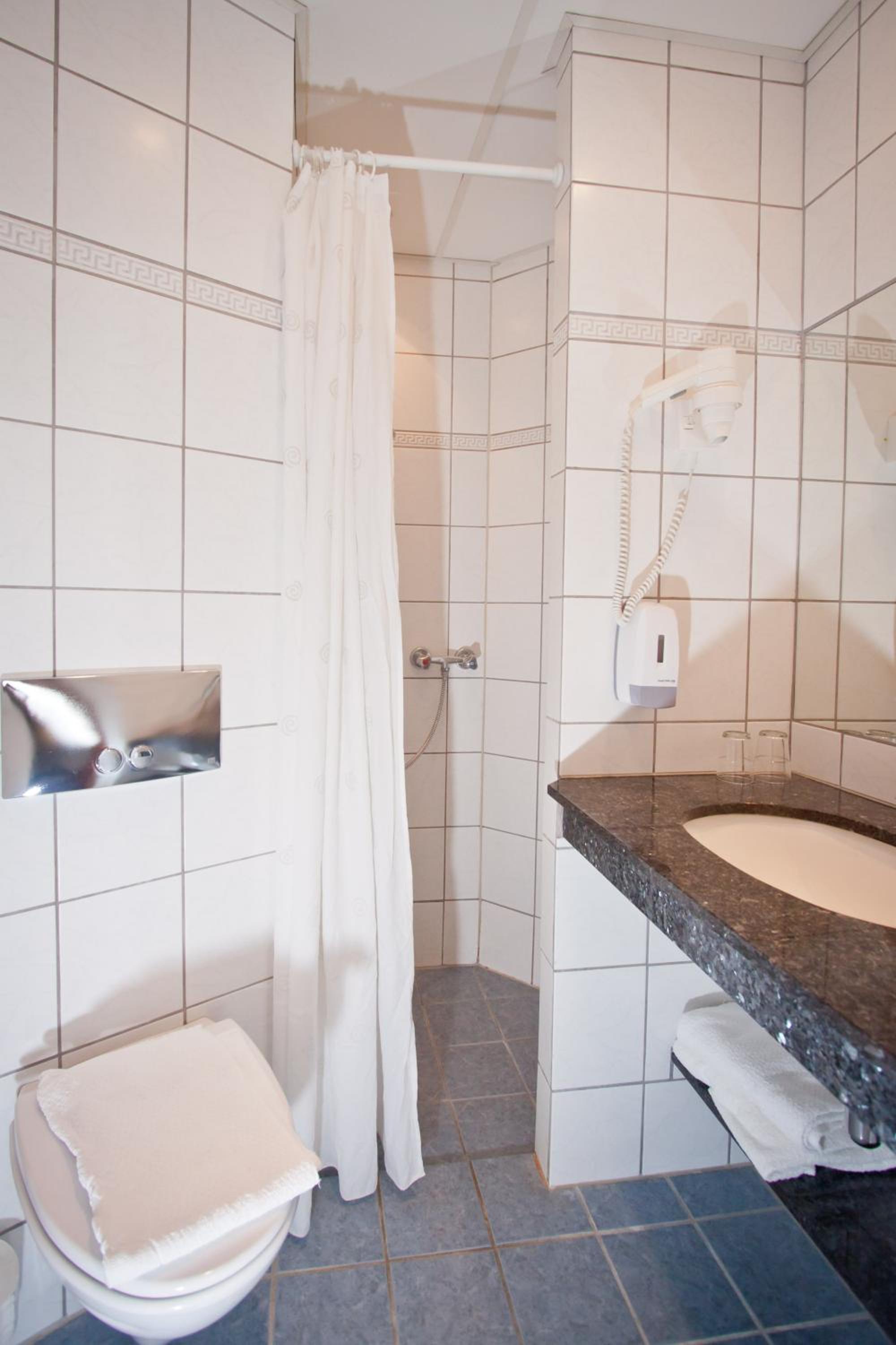 Standard Double Room with Private Bathroom - Photo 4