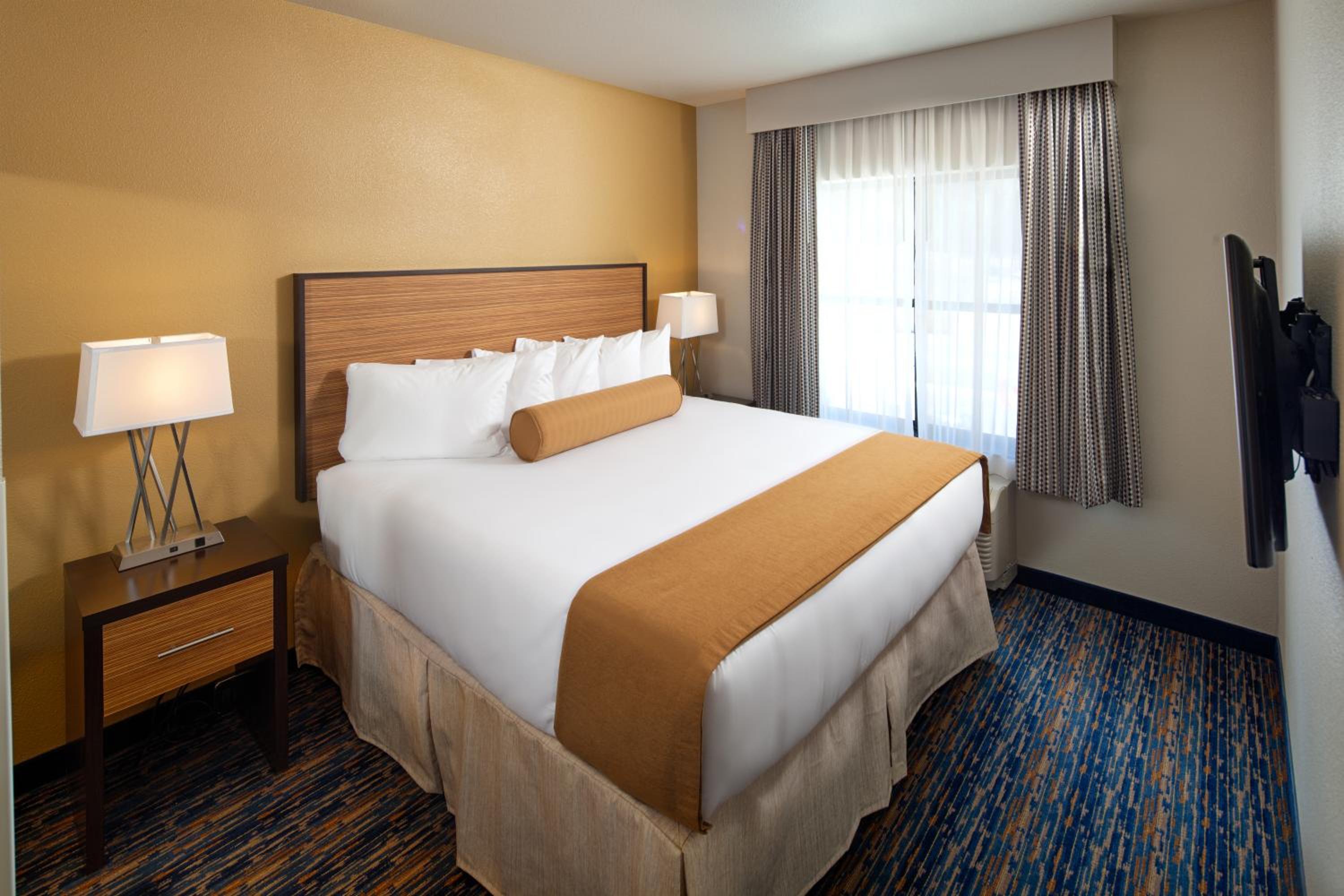 Deluxe Queen Room with Lakeview