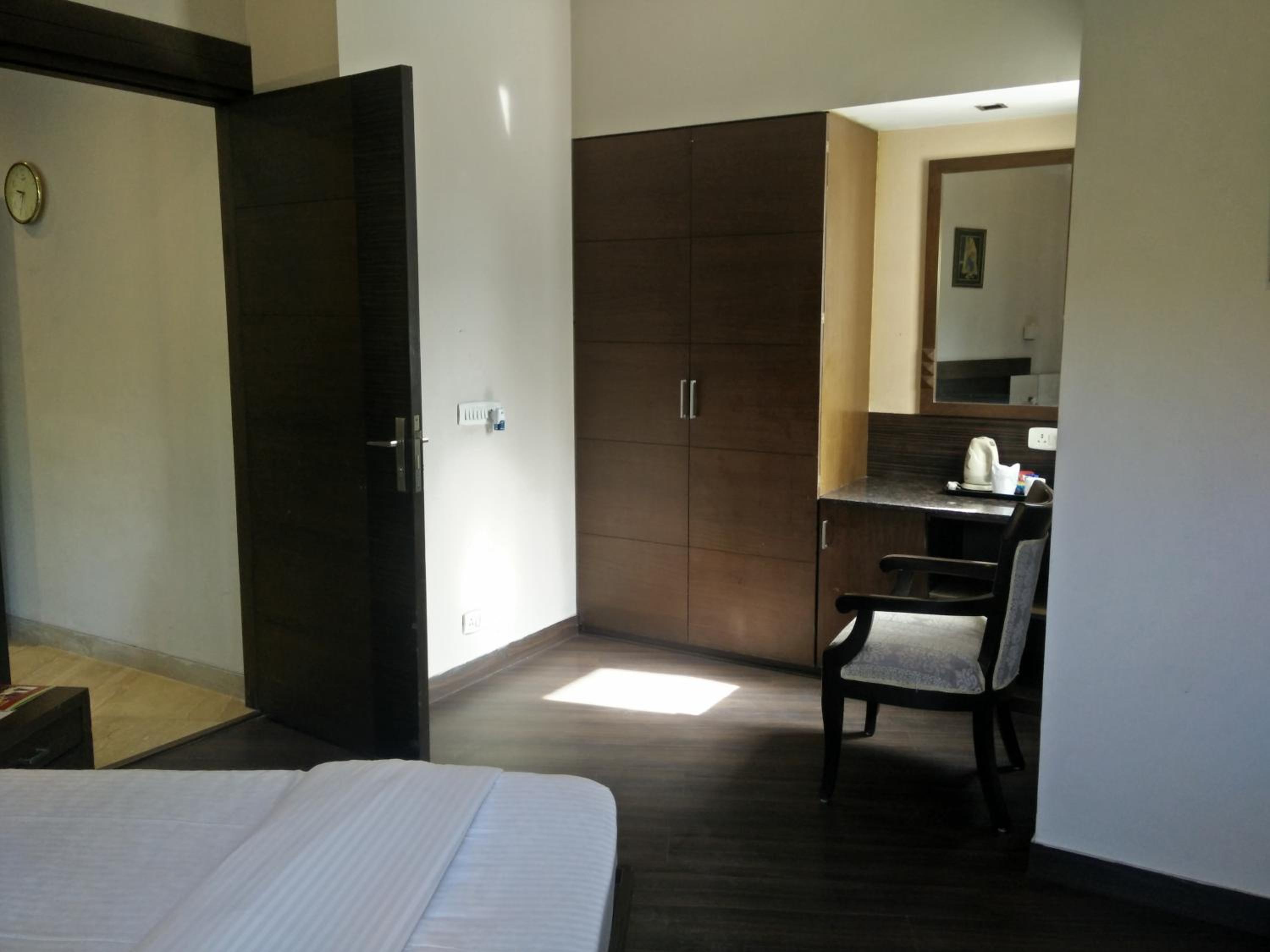 Suite - Photo 1