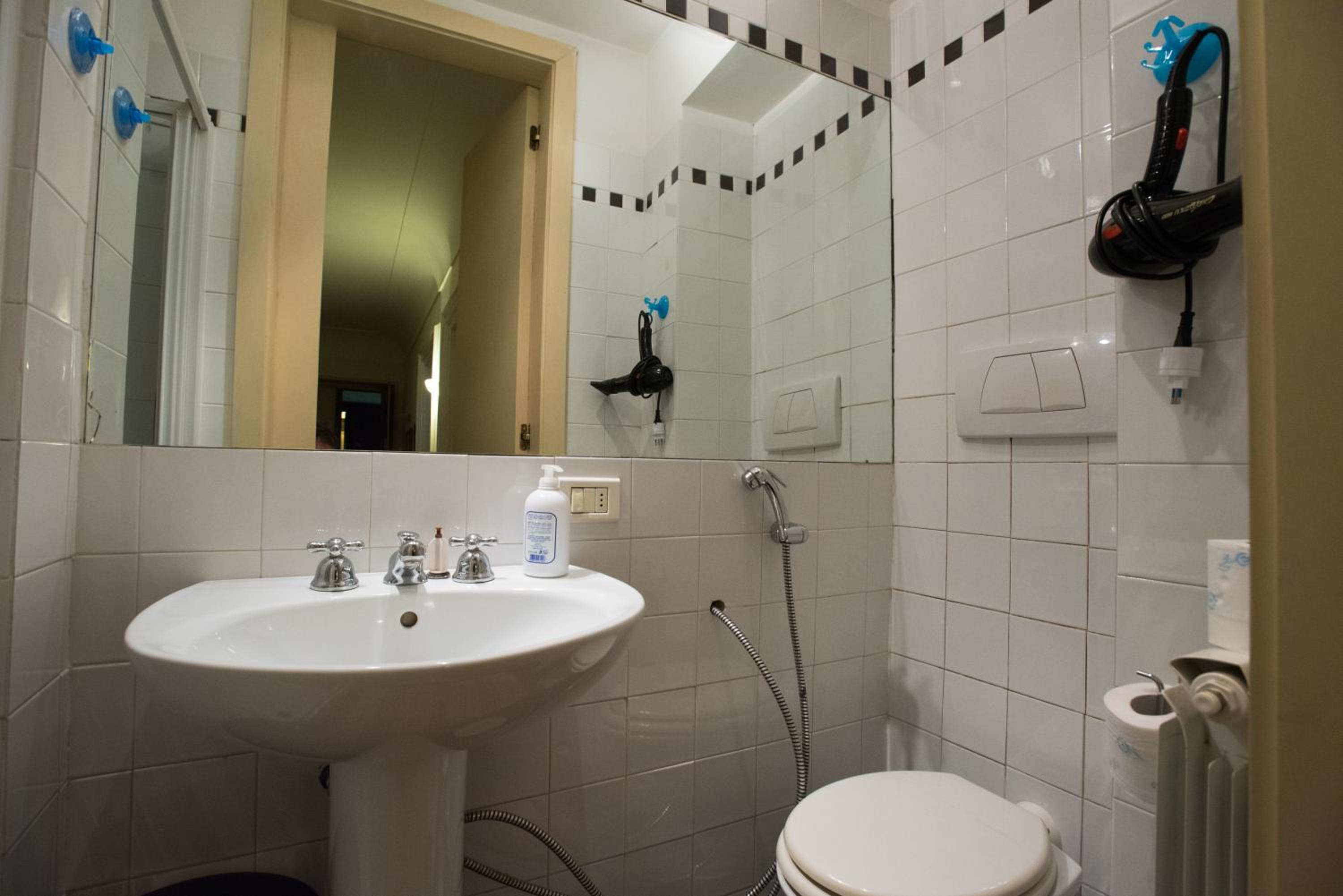 Economy Budget  Family Room with  External  Private Bathroom photo 3