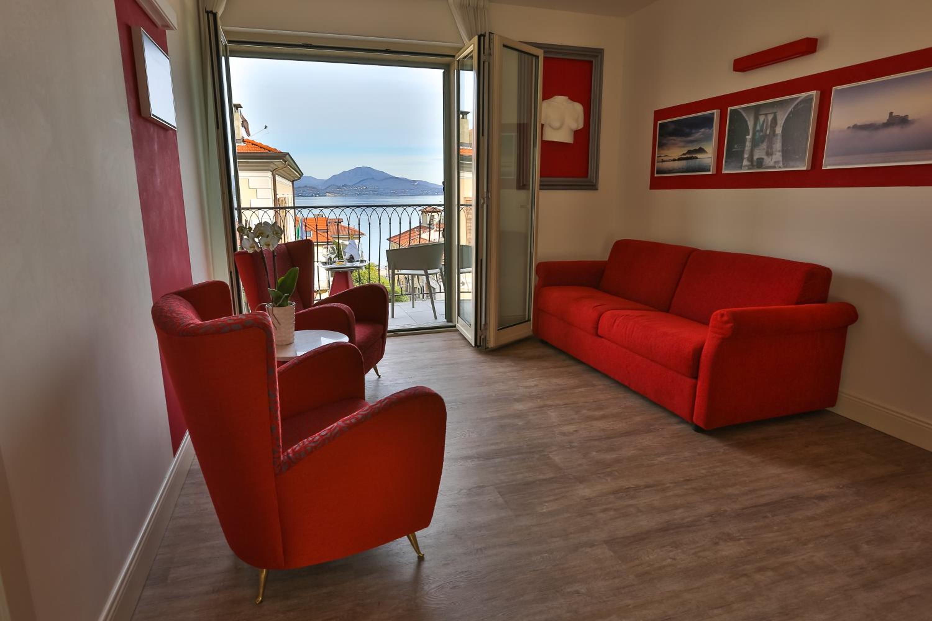 Large Suite with Lake View photo 3