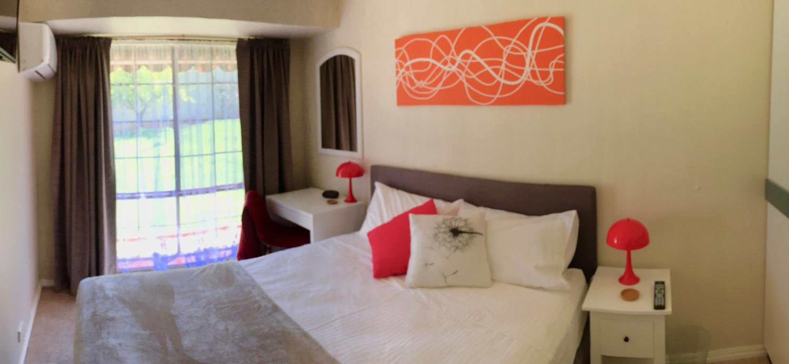 Queen Room photo 2