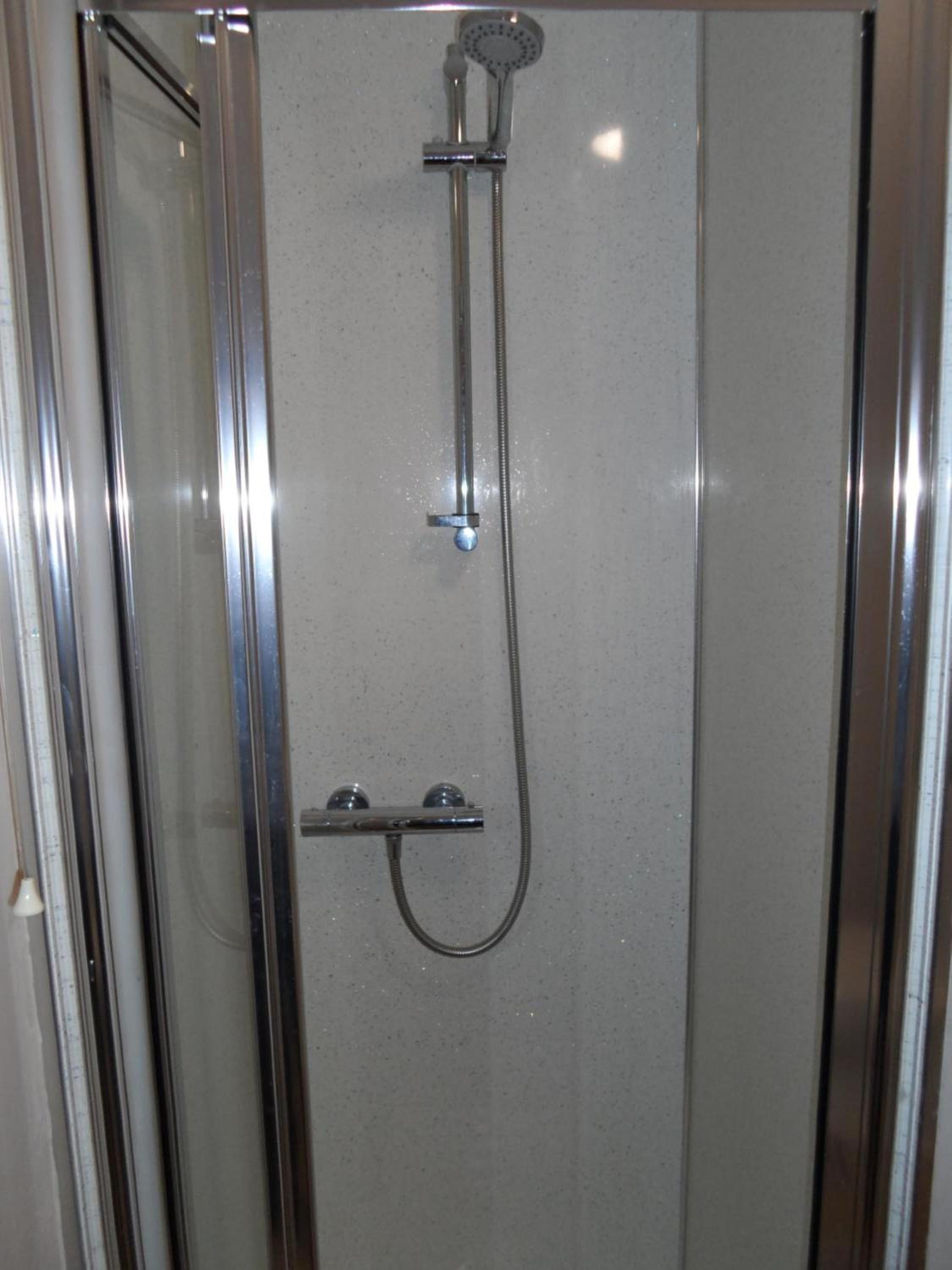 Single Room with Private Bathroom photo 3