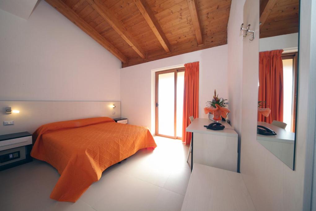 Double Room - Photo 8