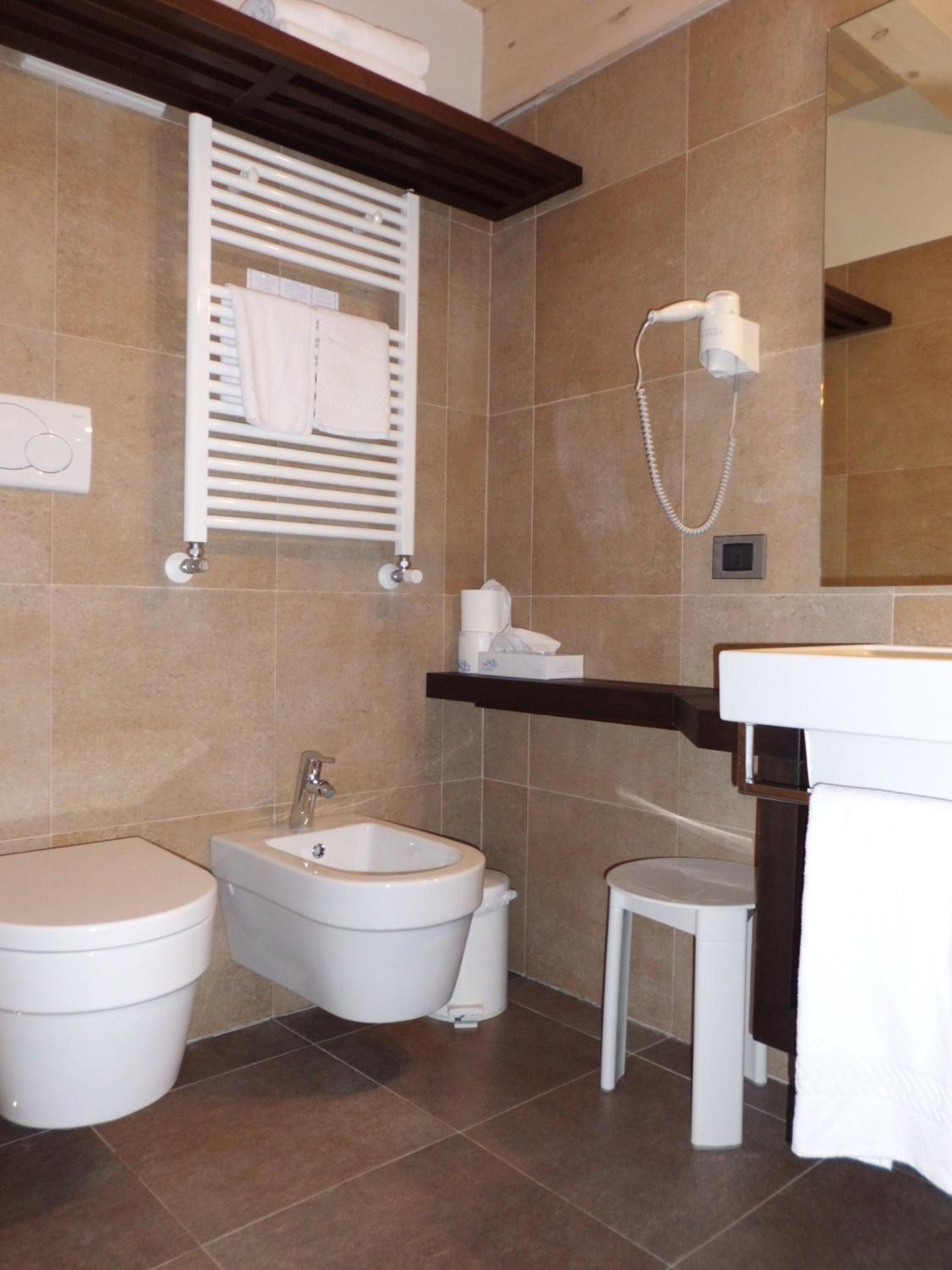 Double or Twin Room - Photo 4