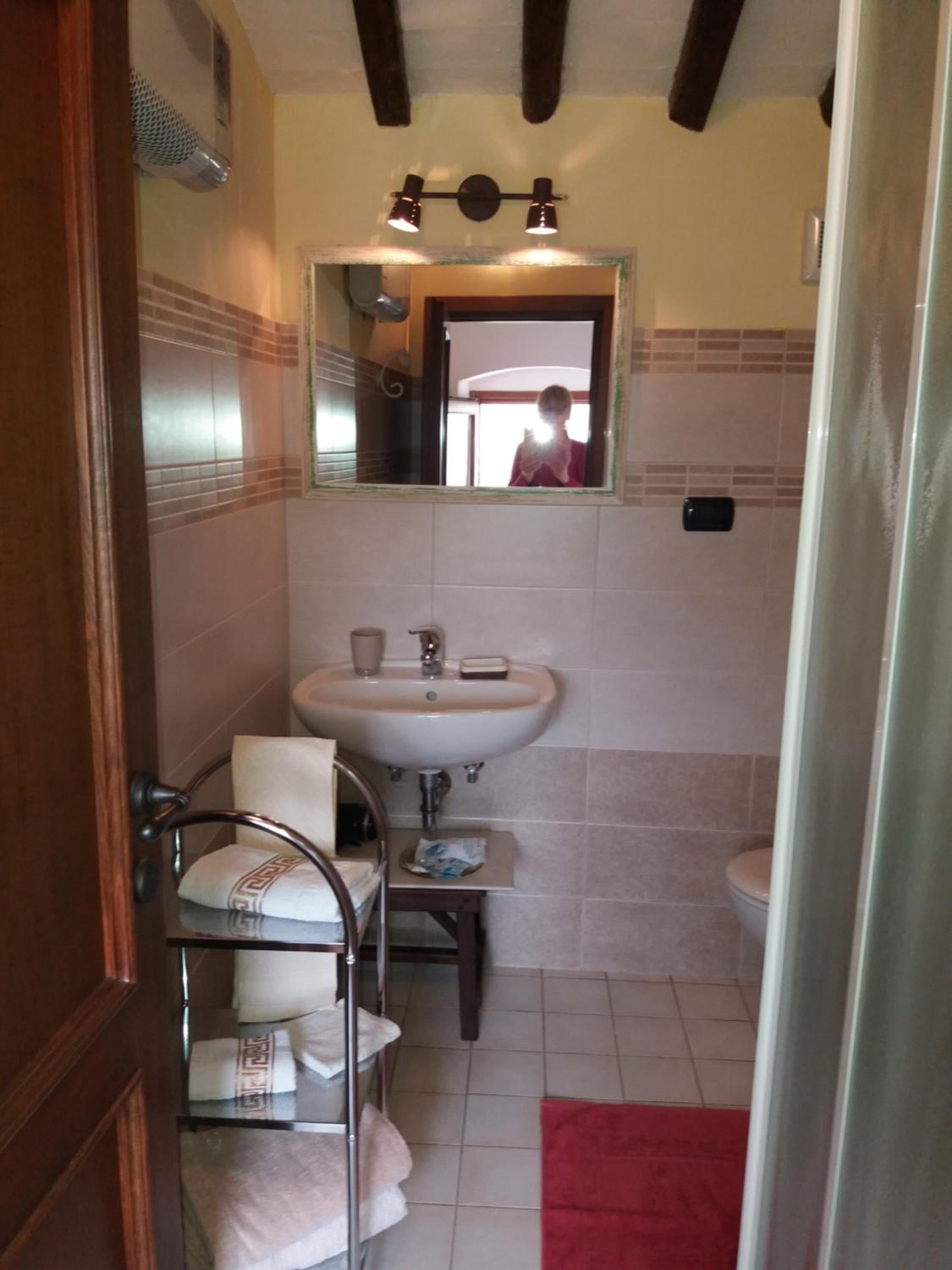 Double or Twin Room - Photo 4