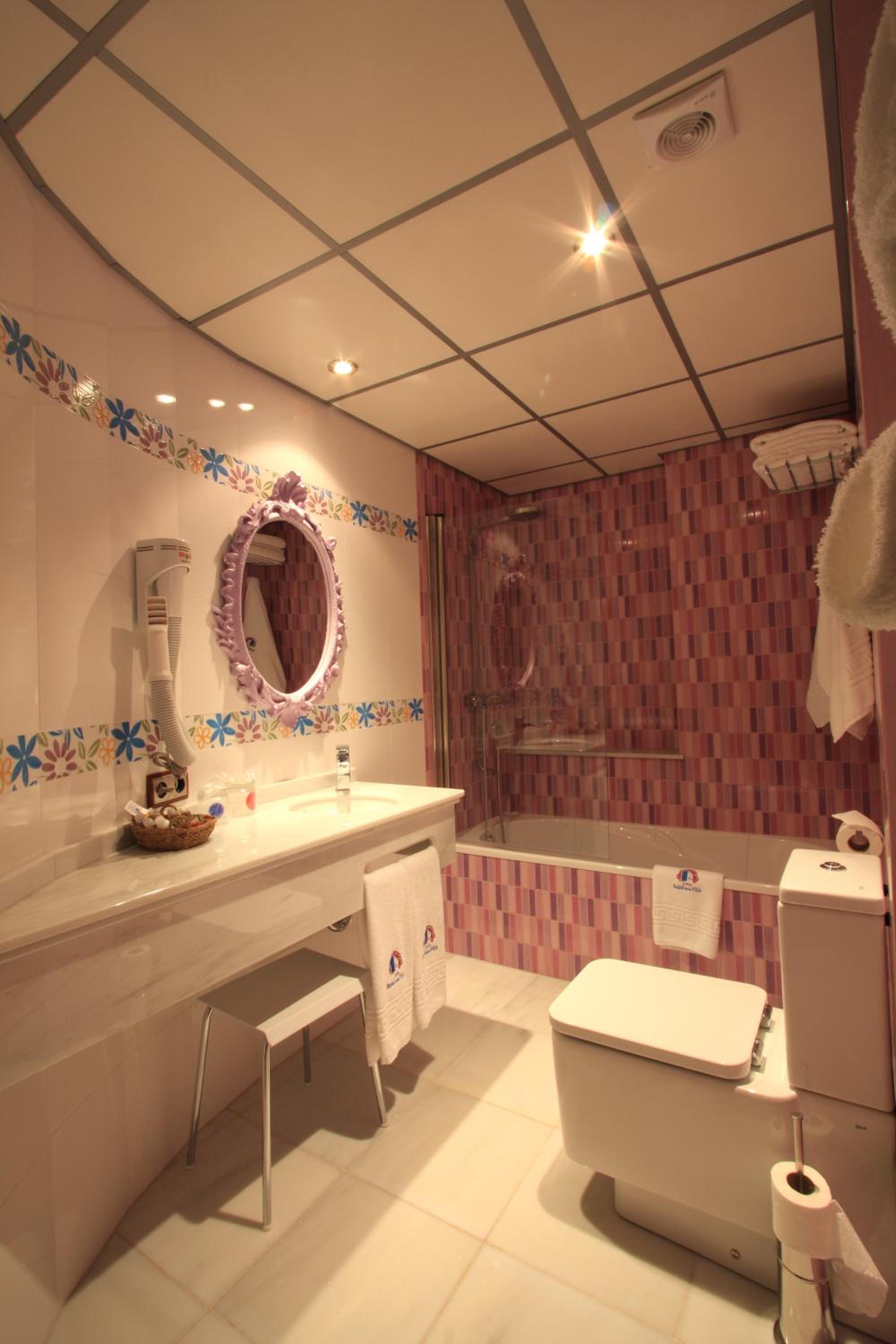 Double or Twin Room with Complimentary Spa Access - Photo 10
