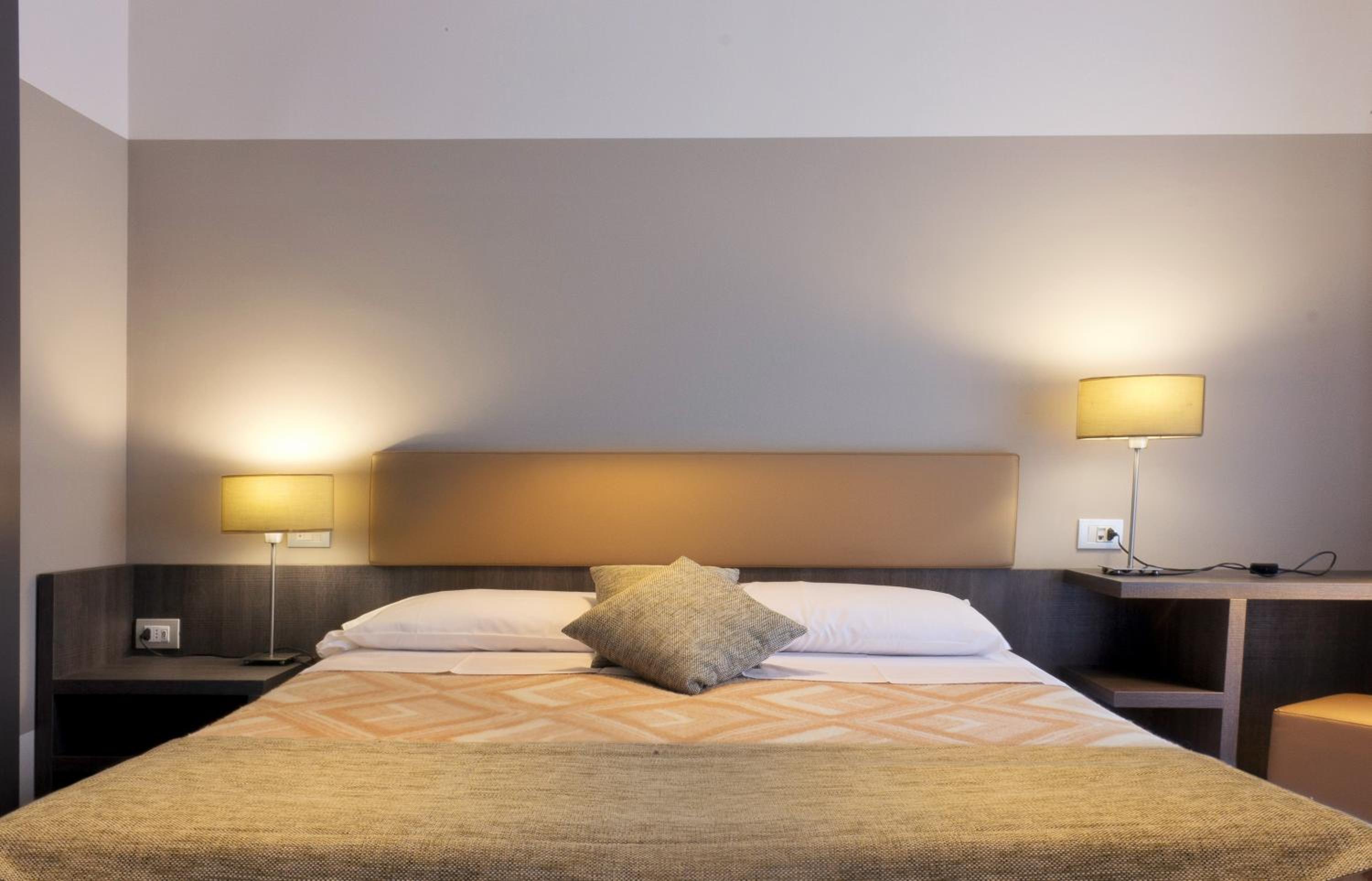 Double or Twin Room with Lake View photo 3