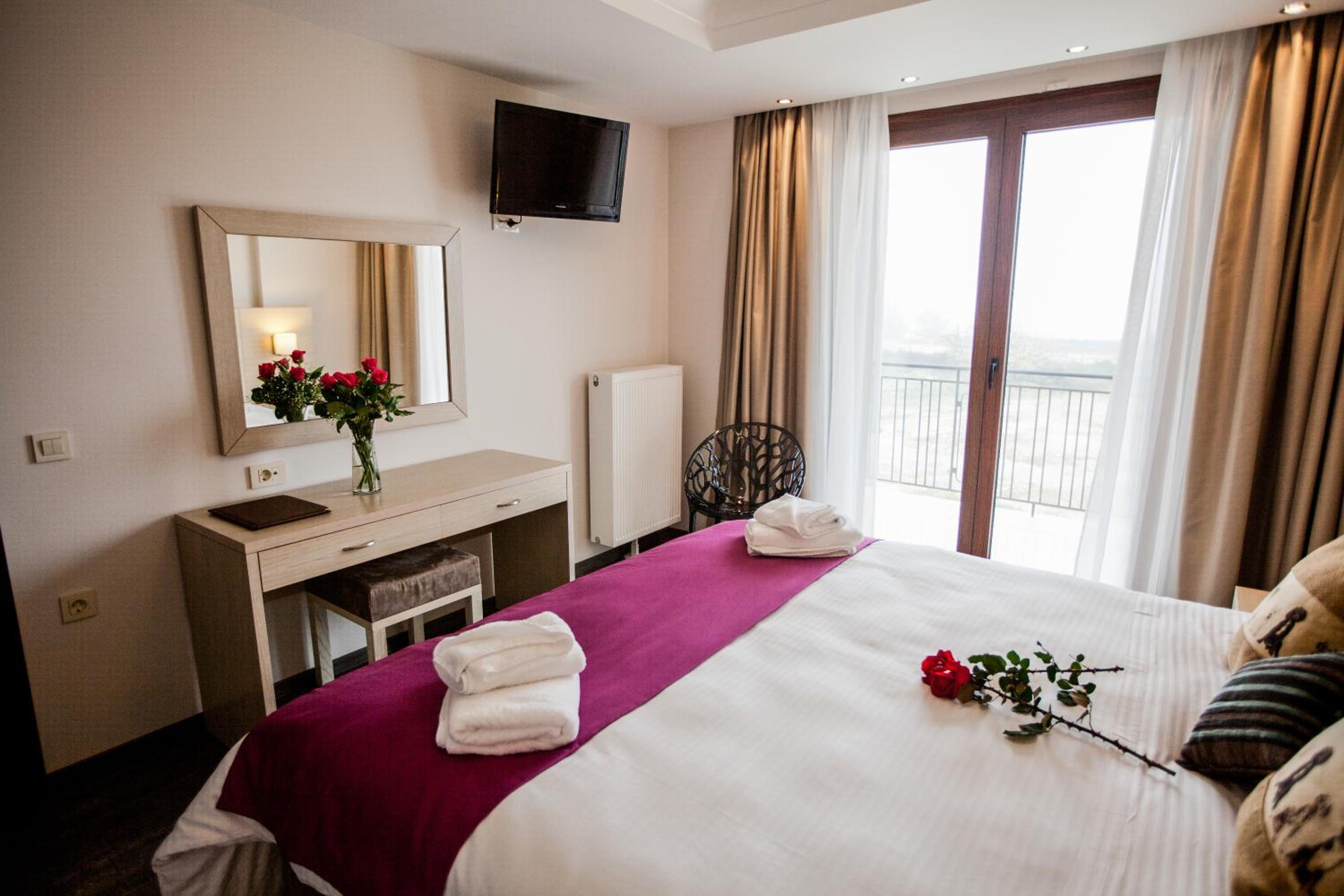 Deluxe Room with Lake View - Photo 7