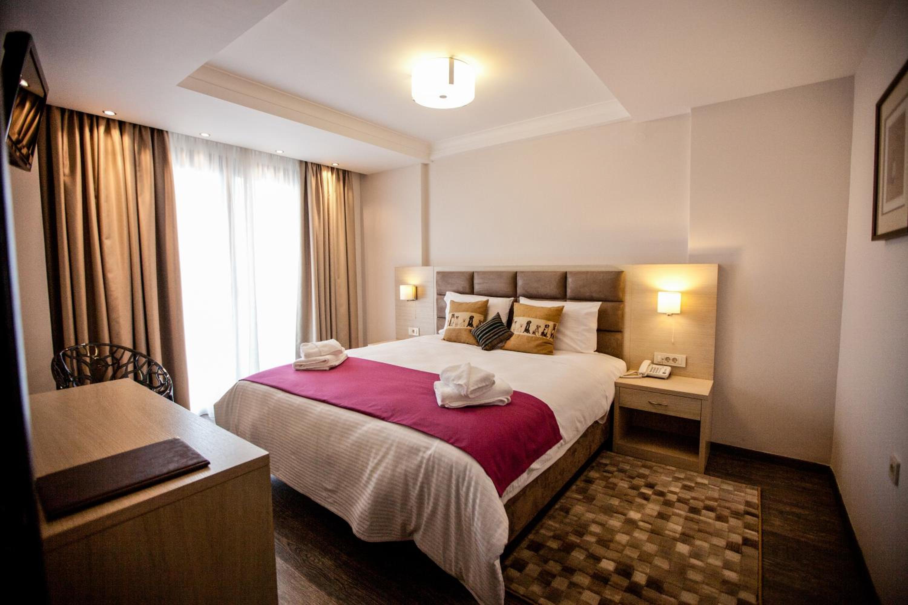Suite with Lake View - Photo 2