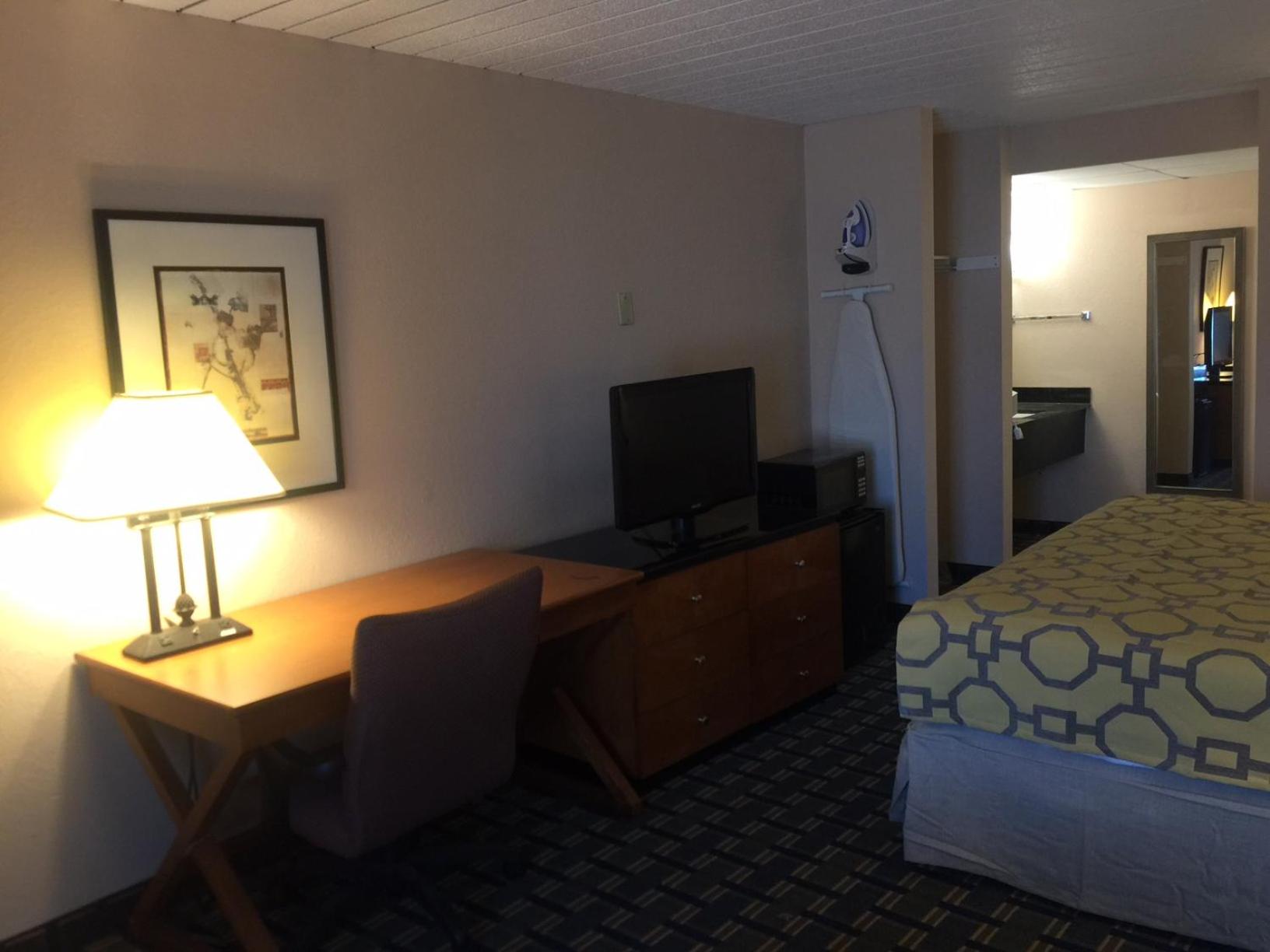Queen Room with Two Queen Beds - Non-Smoking - Photo 2
