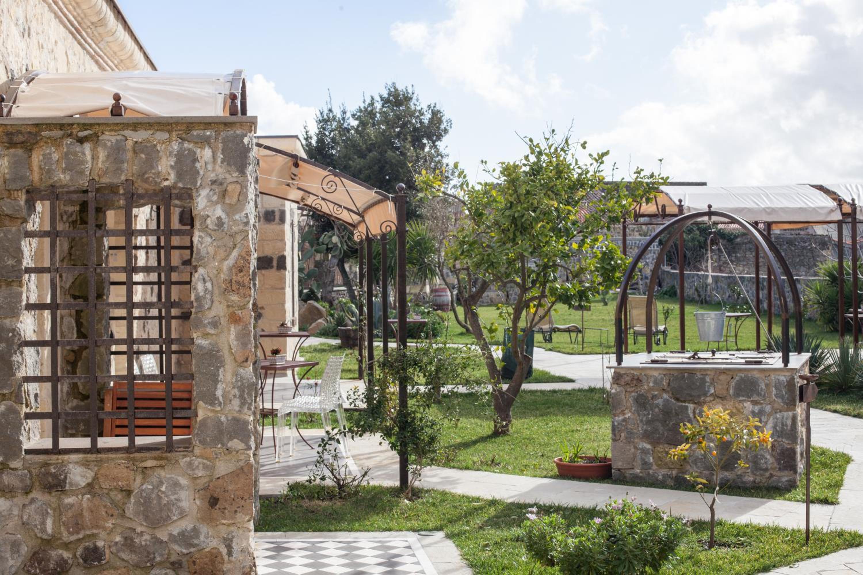 Double Room with Garden View - Photo 2