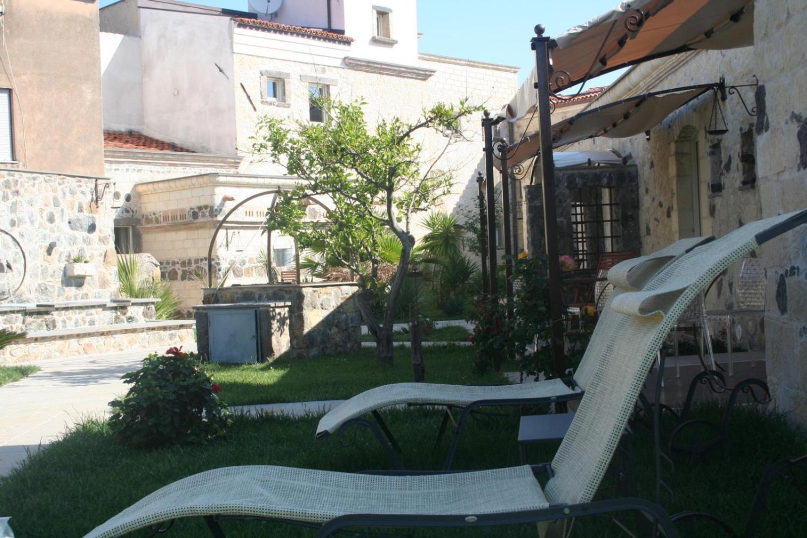 Double Room with Garden View - Photo 6