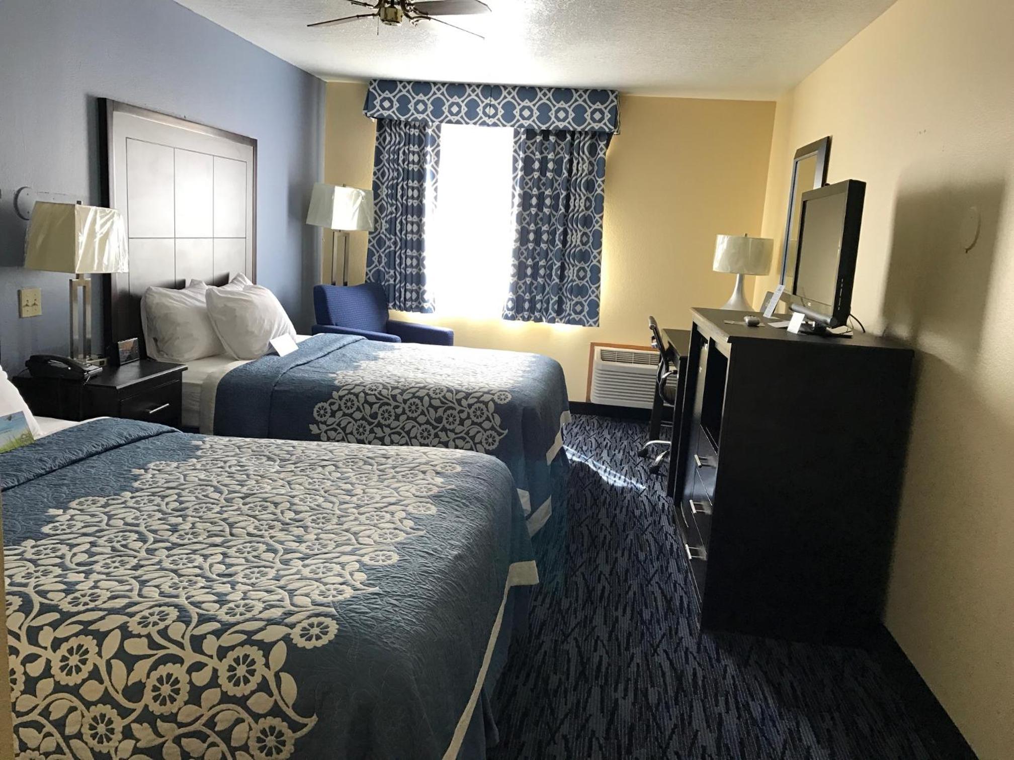 Queen Room with Two Queen Beds - Non-Smoking photo 3