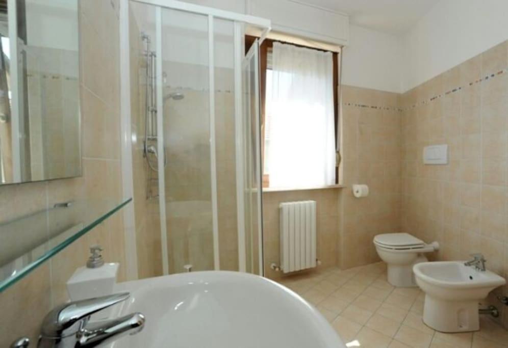 King Room with Balcony - Photo 16
