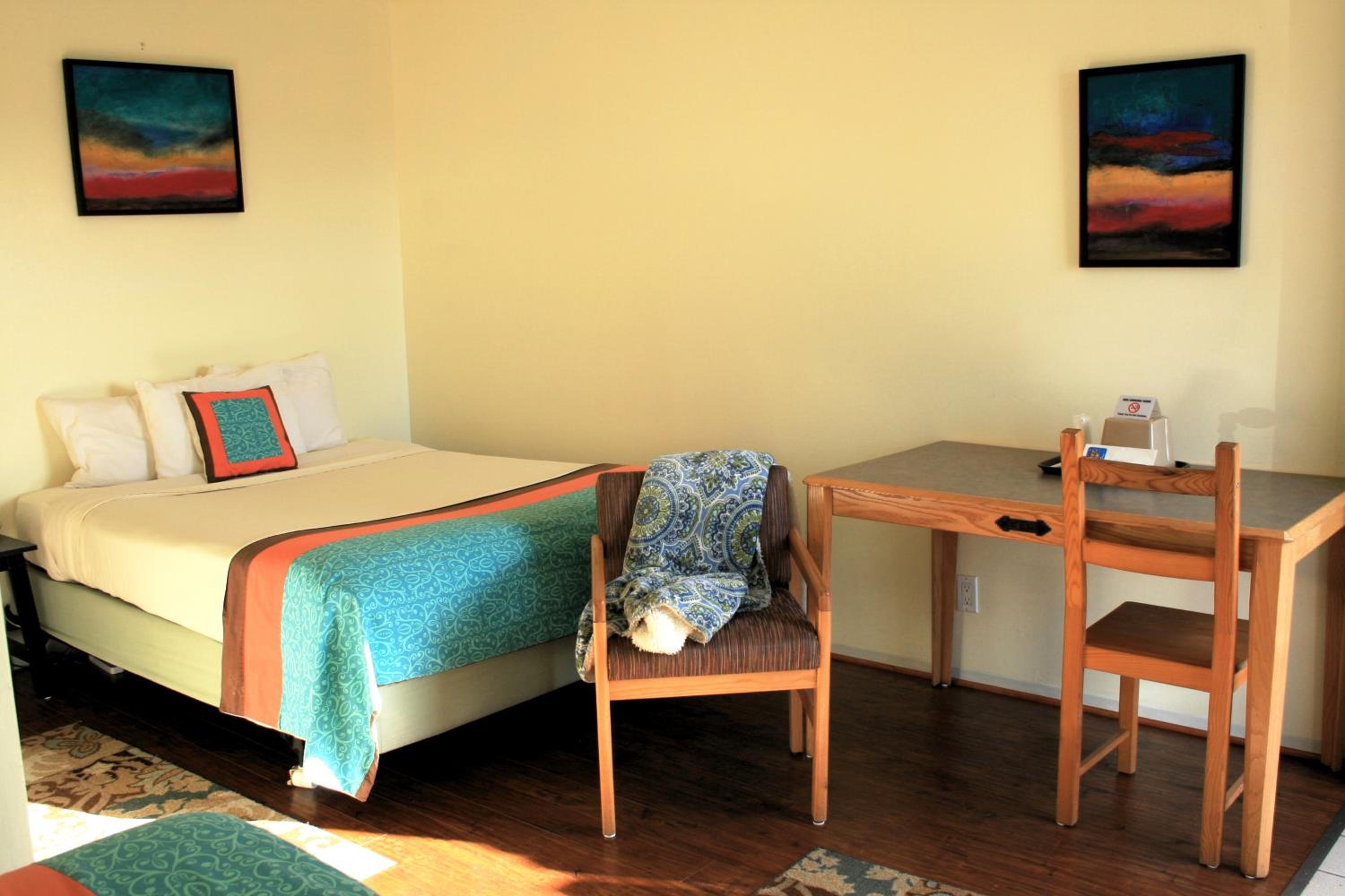 Standard Queen Room with Two Queen Beds photo 3