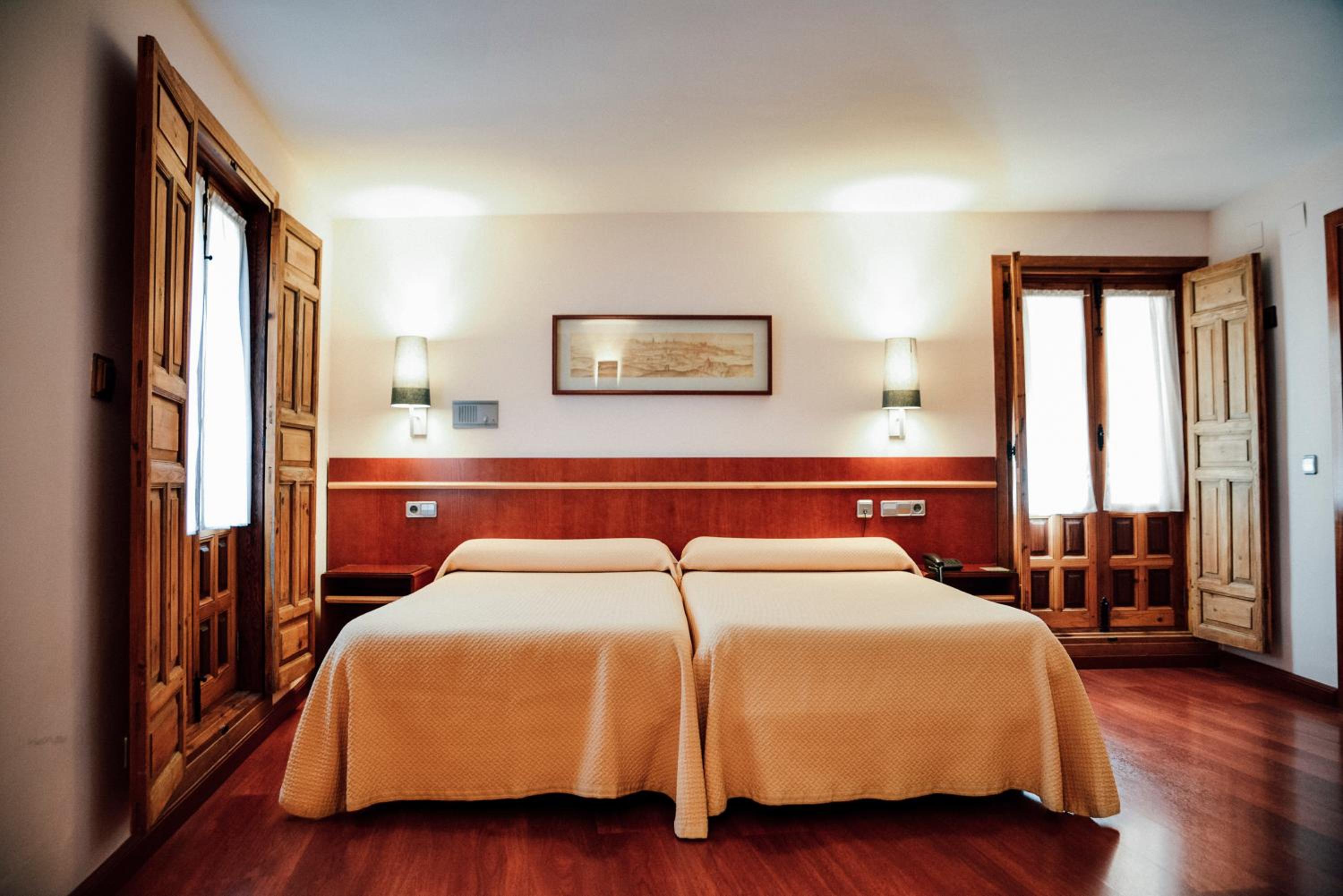 Superior Twin Room with Cathedral View - Photo 1