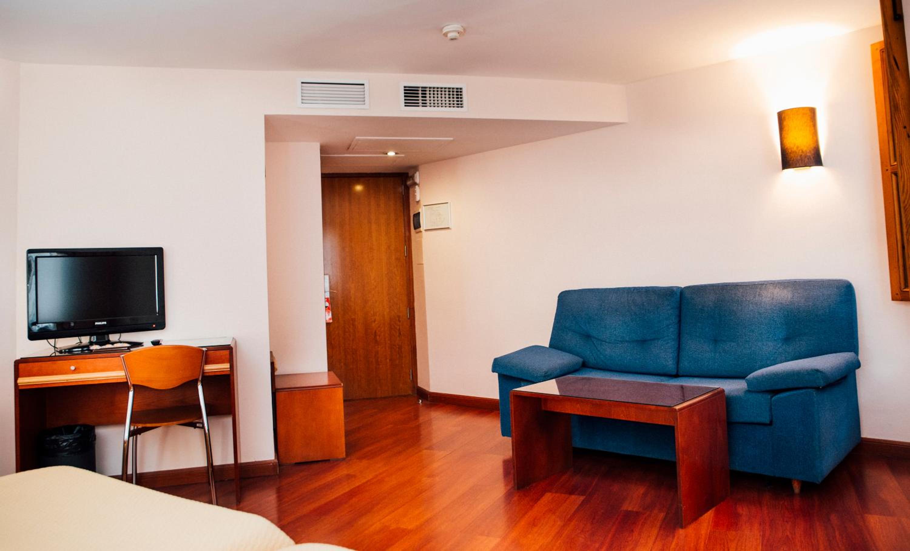 Superior Twin Room with Cathedral View - Photo 4
