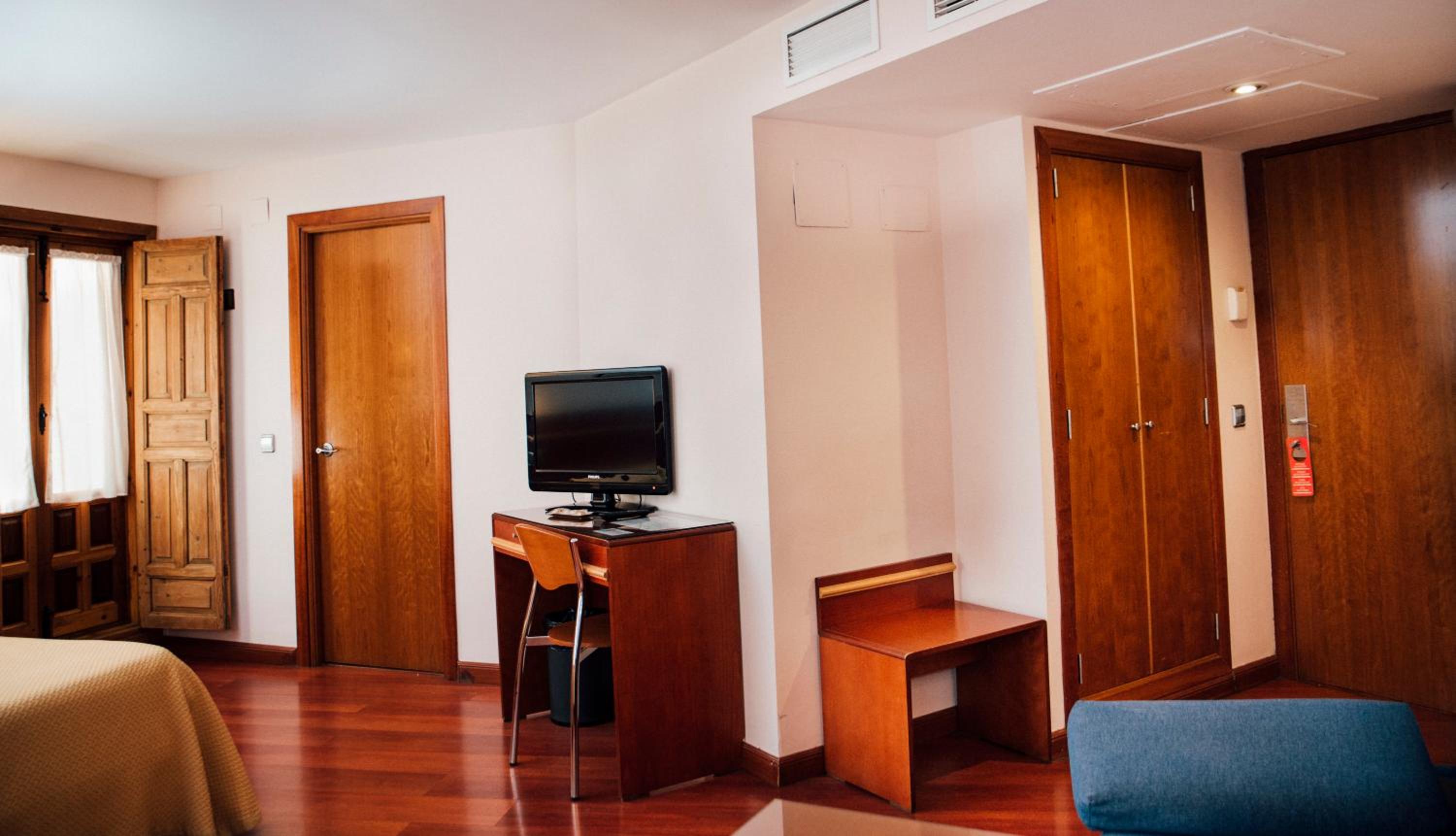 Superior Twin Room with Cathedral View - Photo 6