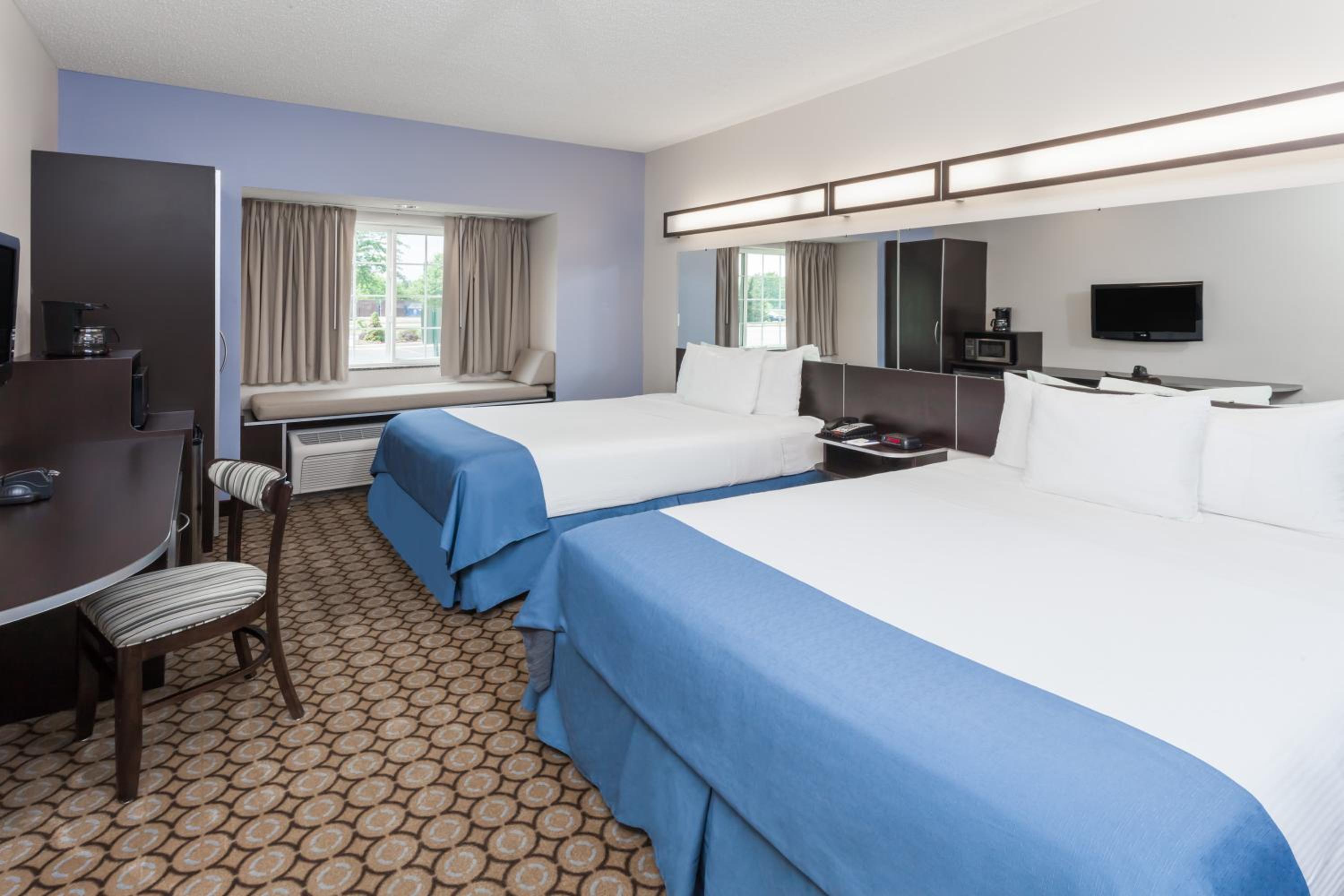 Queen Room with Two Queen Beds - Non-Smoking - Photo 1