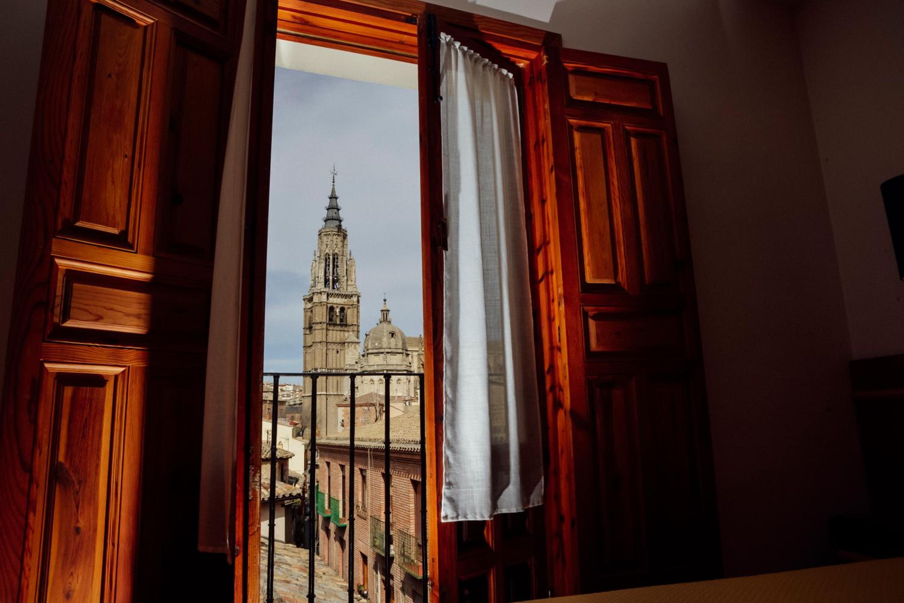 Twin Room with Cathedral View - Photo 9