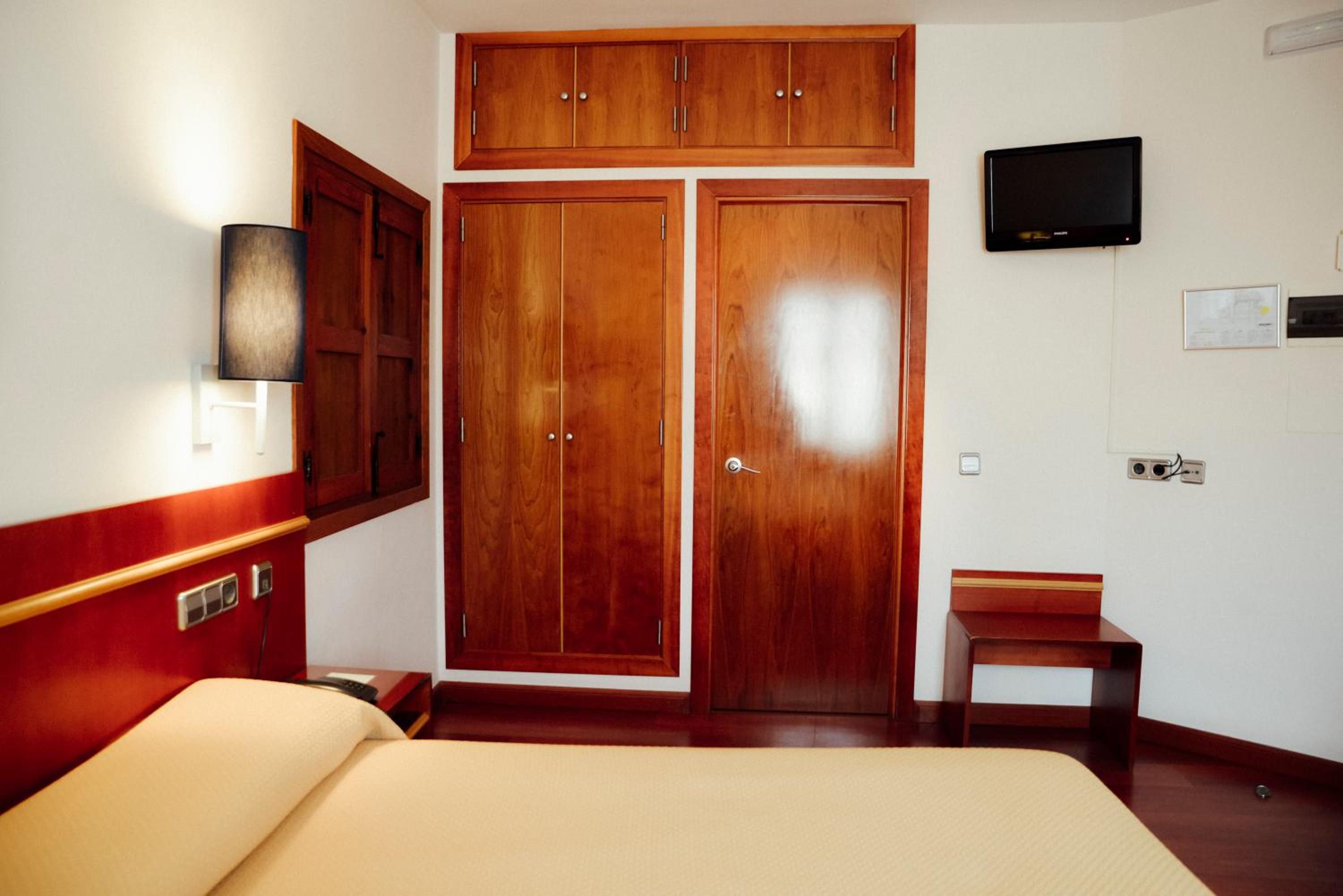 Twin Room with Cathedral View - Photo 6