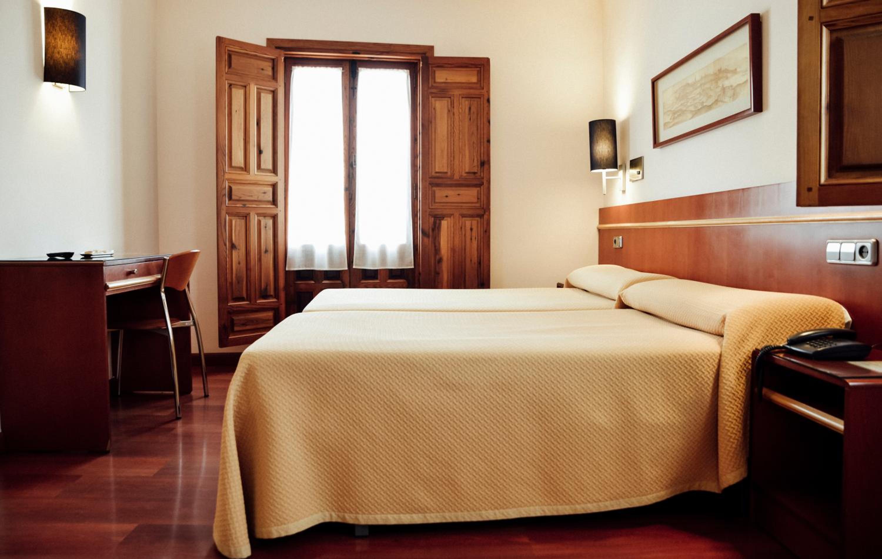 Twin Room with Cathedral View - Photo 5