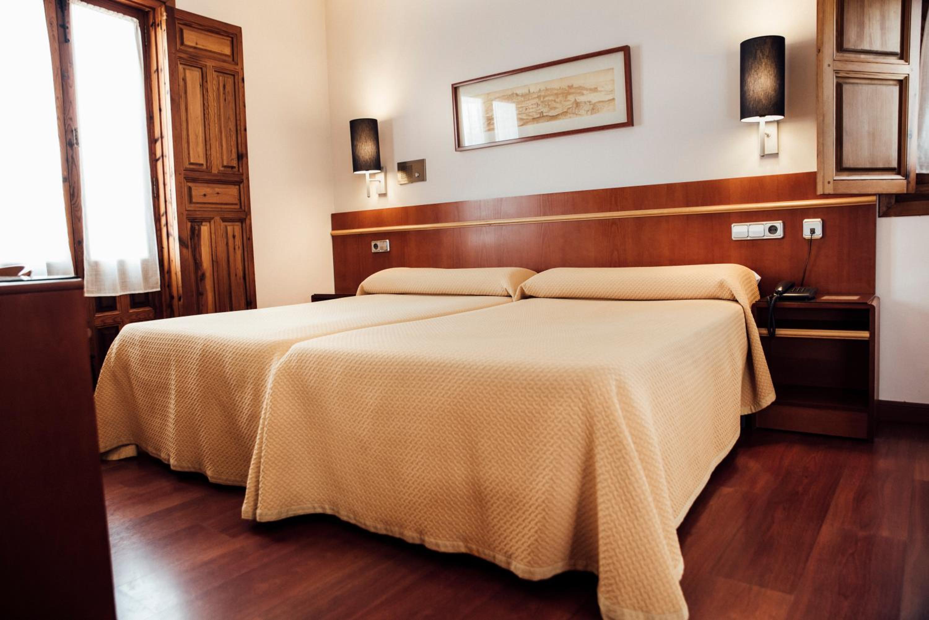 Twin Room with Cathedral View - Photo 1