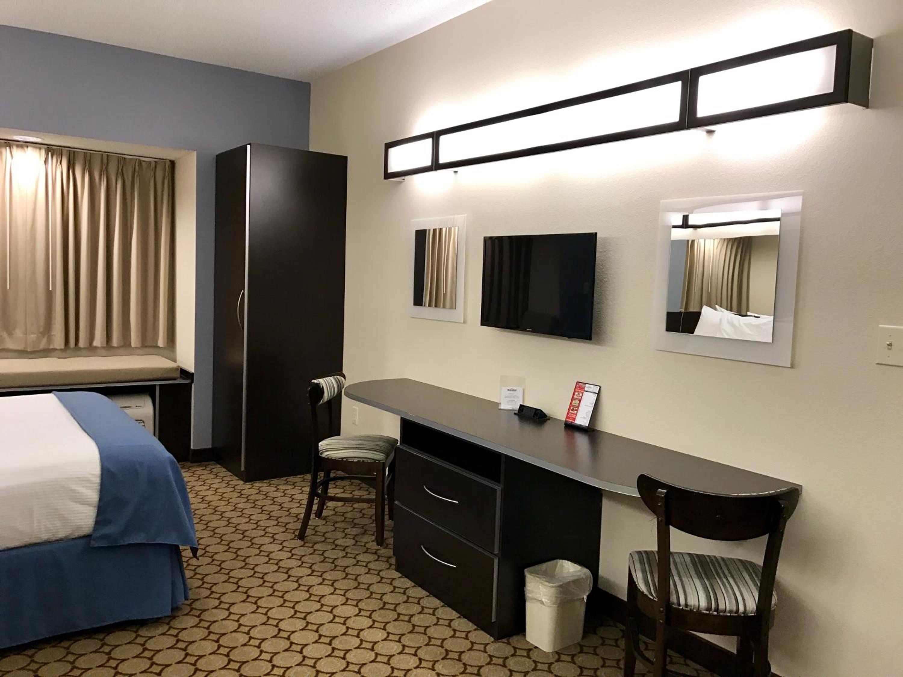 Queen Studio Suite - Mobility Access/Non-Smoking - Photo 4